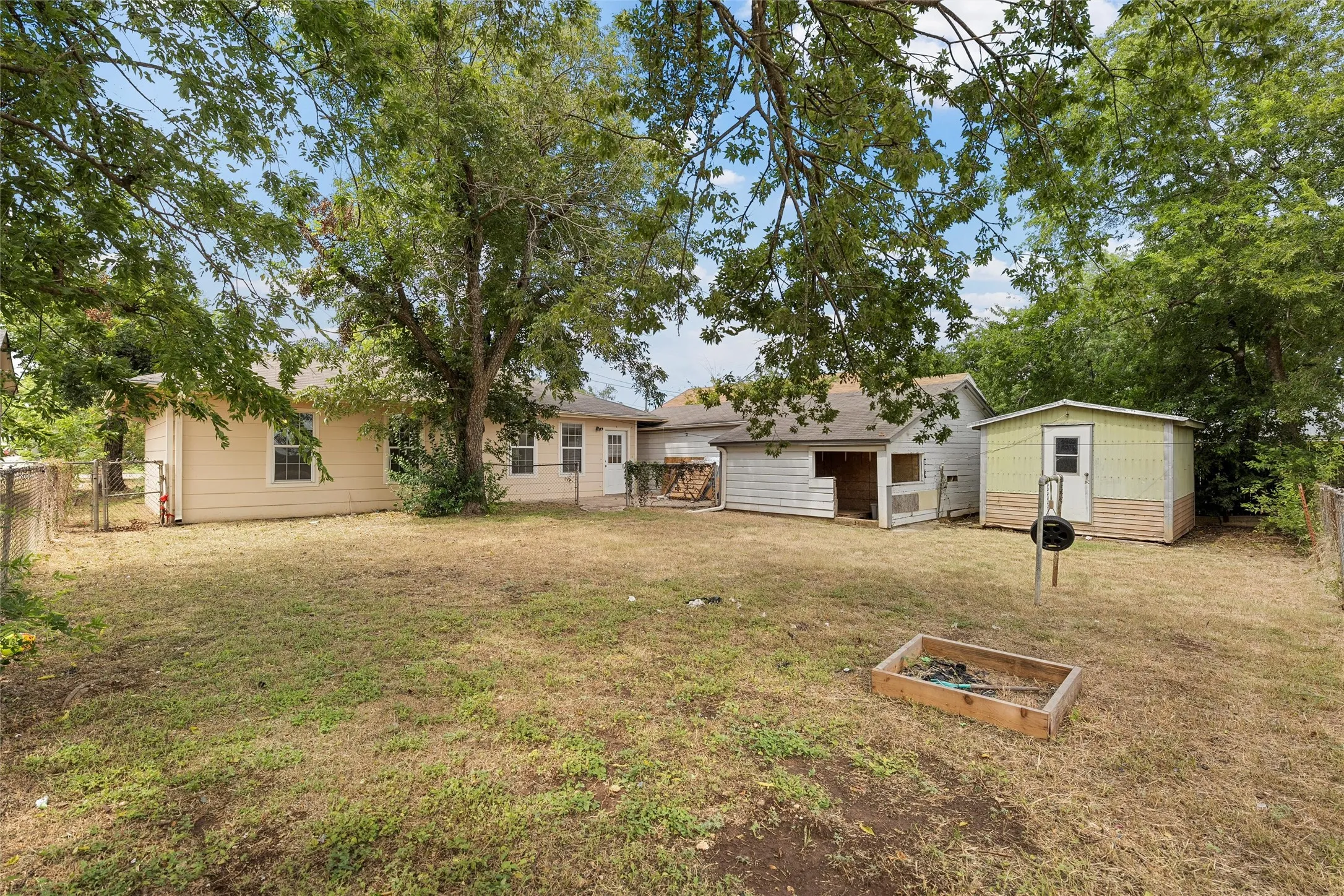 Single Family Residence For Sale in Mc Lennan County , 1306 W 11th Street, Mc Gregor, Texas 76657, 2 Bedroom, 2 Bathroom, 1 Garage spaces, 1,568 Sqft, built in 1956, mls#21286395, Real Estate Agent in Mc Gregor, Homes For Sale in Mc Lennan county, Homes For Sale in Mc Gregor, Realtor in Mc Gregor Texas, Real Estate Brokerage Independent Realty Texas, Luminita Cordes Realtor