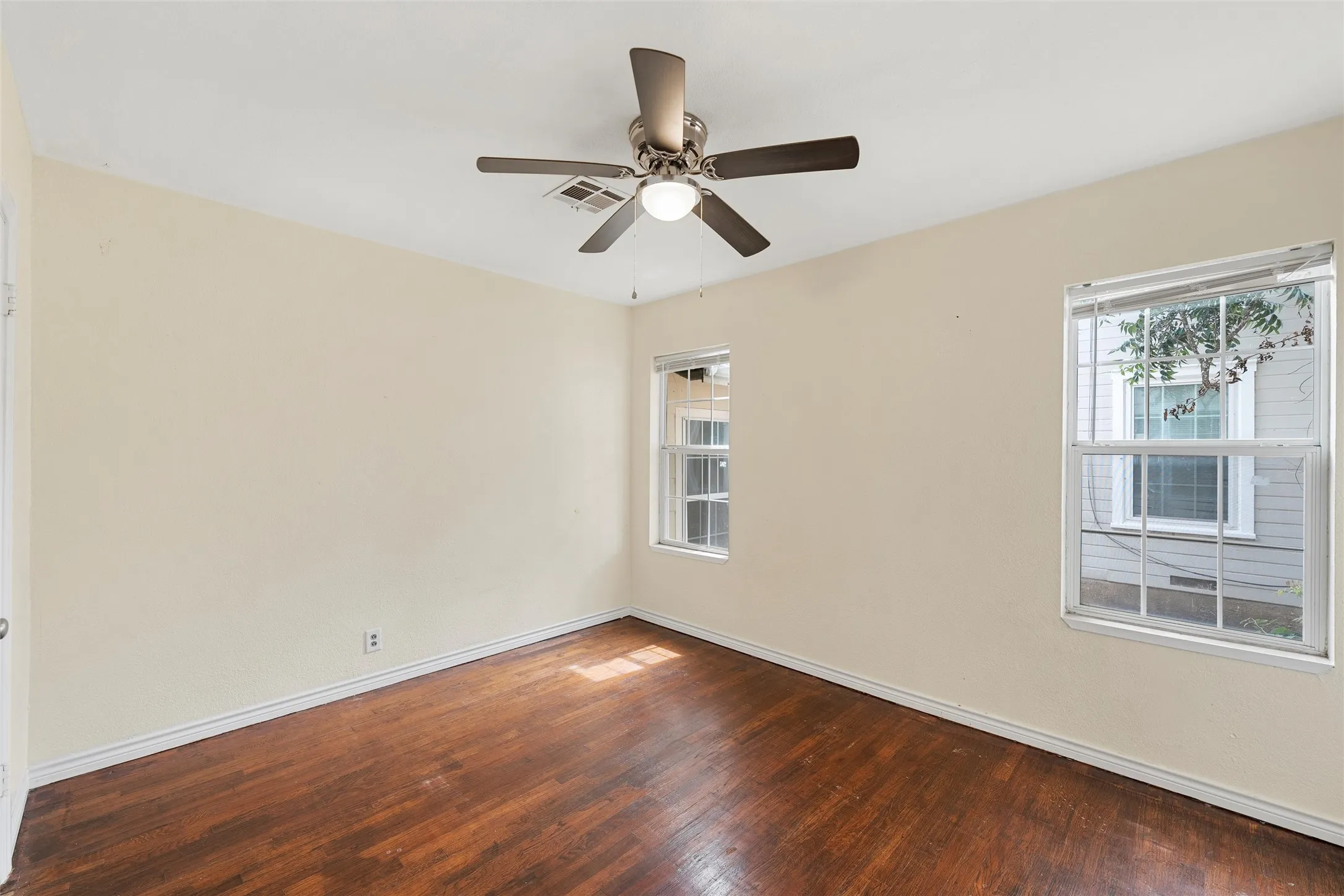 Single Family Residence For Sale in Mc Lennan County , 1306 W 11th Street, Mc Gregor, Texas 76657, 2 Bedroom, 2 Bathroom, 1 Garage spaces, 1,568 Sqft, built in 1956, mls#21286395, Real Estate Agent in Mc Gregor, Homes For Sale in Mc Lennan county, Homes For Sale in Mc Gregor, Realtor in Mc Gregor Texas, Real Estate Brokerage Independent Realty Texas, Luminita Cordes Realtor