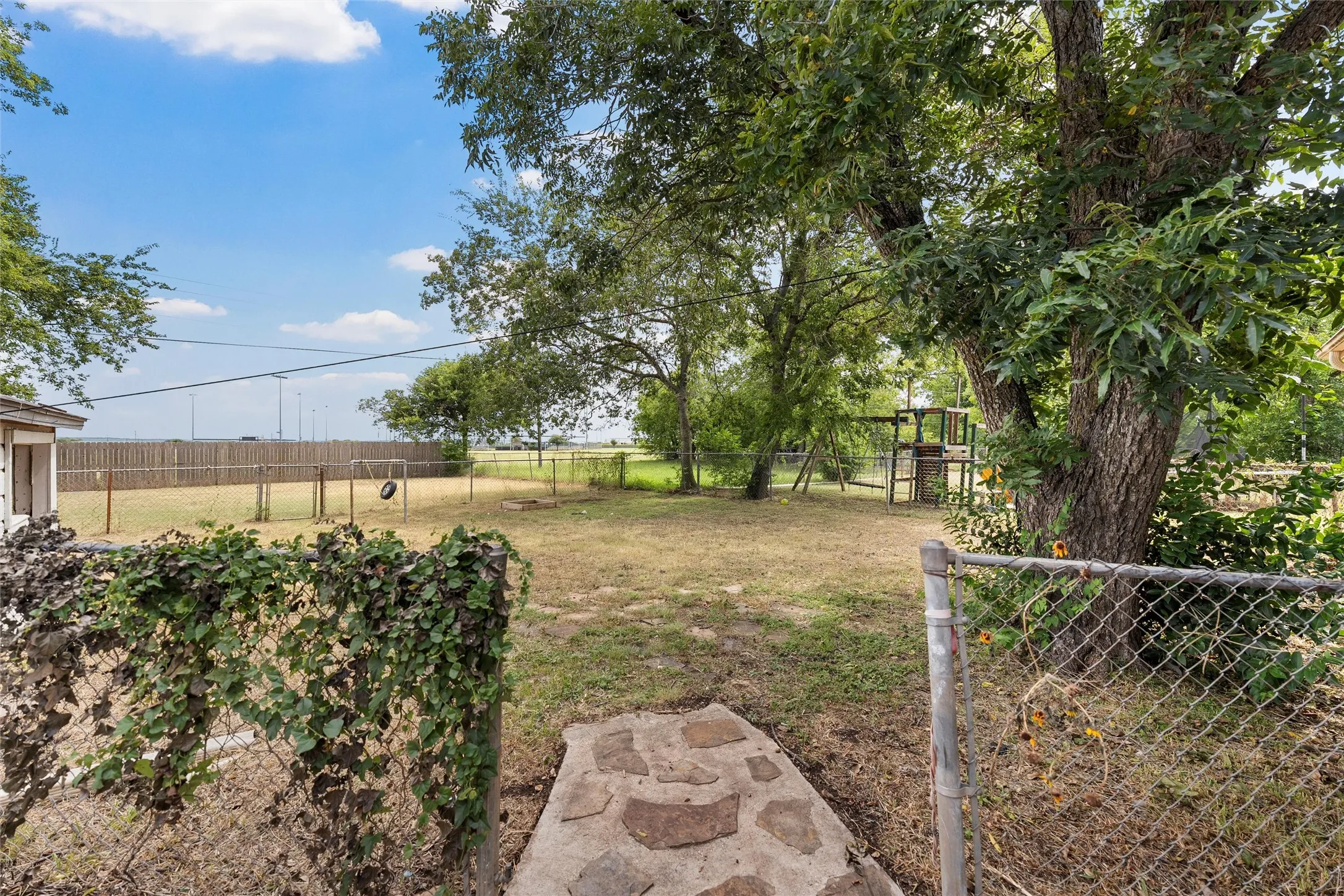 Single Family Residence For Sale in Mc Lennan County , 1306 W 11th Street, Mc Gregor, Texas 76657, 2 Bedroom, 2 Bathroom, 1 Garage spaces, 1,568 Sqft, built in 1956, mls#21286395, Real Estate Agent in Mc Gregor, Homes For Sale in Mc Lennan county, Homes For Sale in Mc Gregor, Realtor in Mc Gregor Texas, Real Estate Brokerage Independent Realty Texas, Luminita Cordes Realtor