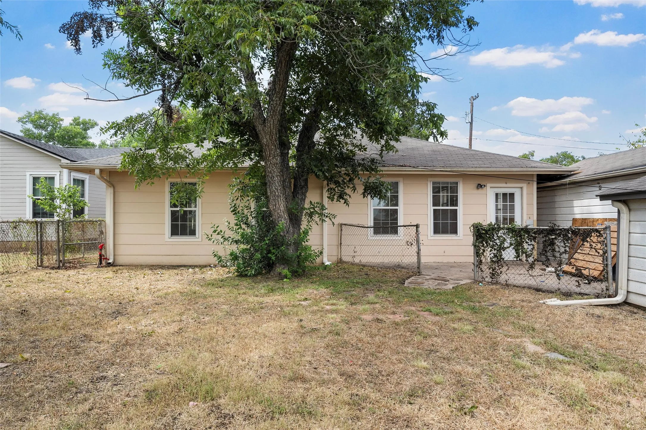 Single Family Residence For Sale in Mc Lennan County , 1306 W 11th Street, Mc Gregor, Texas 76657, 2 Bedroom, 2 Bathroom, 1 Garage spaces, 1,568 Sqft, built in 1956, mls#21286395, Real Estate Agent in Mc Gregor, Homes For Sale in Mc Lennan county, Homes For Sale in Mc Gregor, Realtor in Mc Gregor Texas, Real Estate Brokerage Independent Realty Texas, Luminita Cordes Realtor