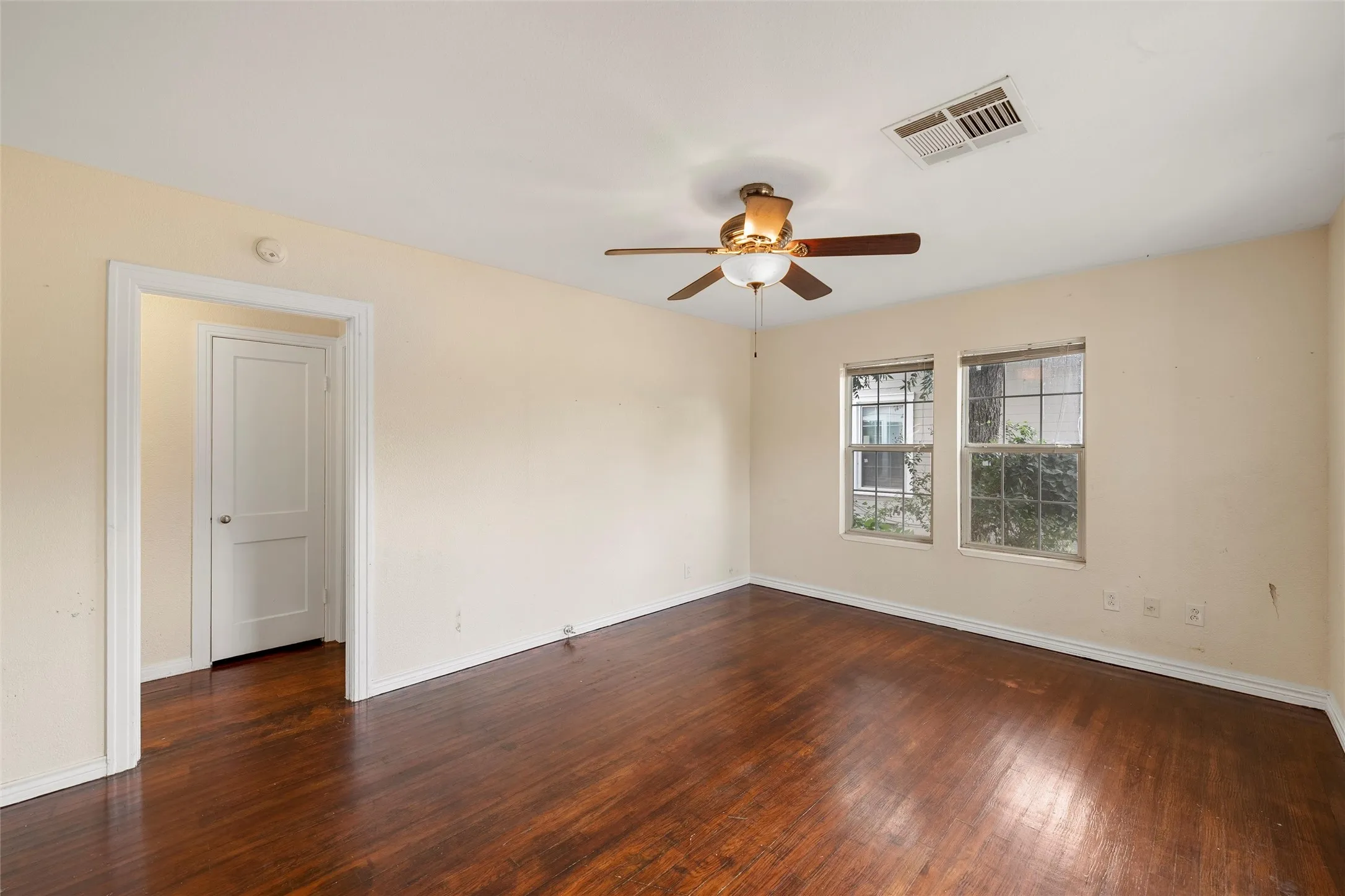 Single Family Residence For Sale in Mc Lennan County , 1306 W 11th Street, Mc Gregor, Texas 76657, 2 Bedroom, 2 Bathroom, 1 Garage spaces, 1,568 Sqft, built in 1956, mls#21286395, Real Estate Agent in Mc Gregor, Homes For Sale in Mc Lennan county, Homes For Sale in Mc Gregor, Realtor in Mc Gregor Texas, Real Estate Brokerage Independent Realty Texas, Luminita Cordes Realtor