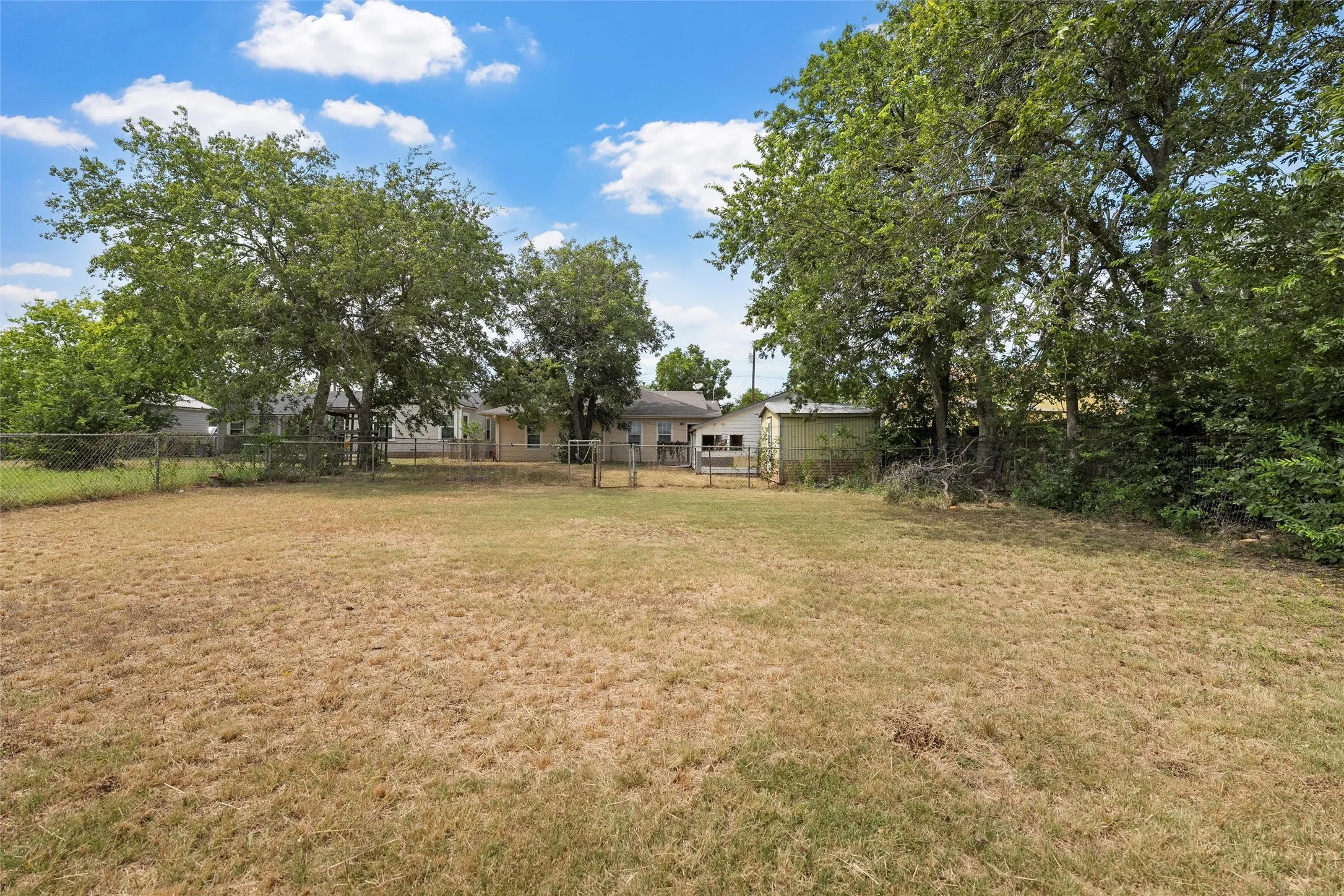 Single Family Residence For Sale in Mc Lennan County , 1306 W 11th Street, Mc Gregor, Texas 76657, 2 Bedroom, 2 Bathroom, 1 Garage spaces, 1,568 Sqft, built in 1956, mls#21286395, Real Estate Agent in Mc Gregor, Homes For Sale in Mc Lennan county, Homes For Sale in Mc Gregor, Realtor in Mc Gregor Texas, Real Estate Brokerage Independent Realty Texas, Luminita Cordes Realtor