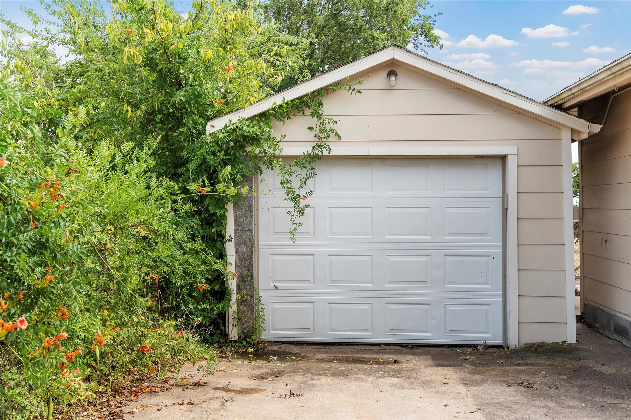Single Family Residence For Sale in Mc Lennan County , 1306 W 11th Street, Mc Gregor, Texas 76657, 2 Bedroom, 2 Bathroom, 1 Garage spaces, 1,568 Sqft, built in 1956, mls#21286395, Real Estate Agent in Mc Gregor, Homes For Sale in Mc Lennan county, Homes For Sale in Mc Gregor, Realtor in Mc Gregor Texas, Real Estate Brokerage Independent Realty Texas, Luminita Cordes Realtor