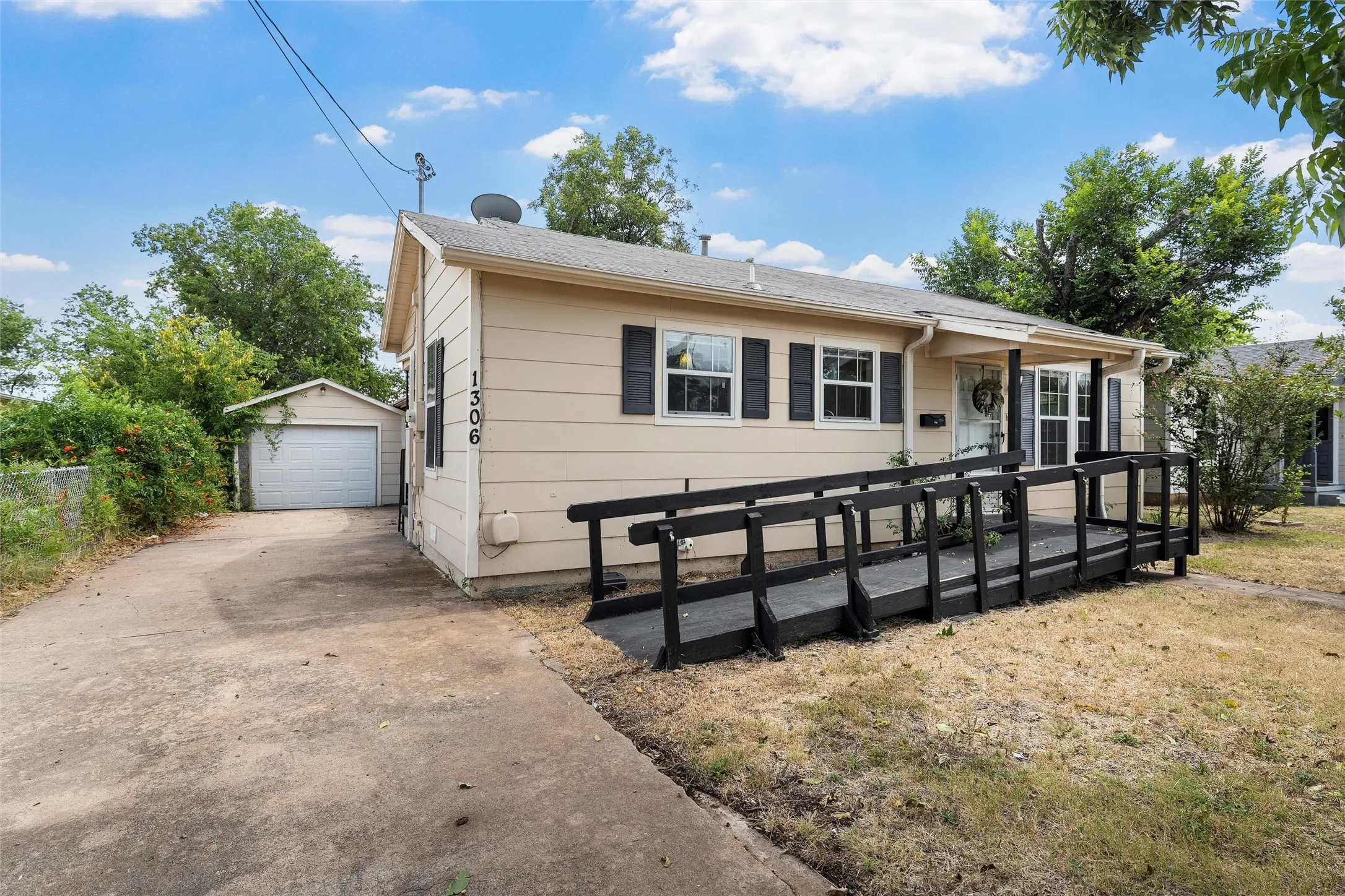 Single Family Residence For Sale in Mc Lennan County , 1306 W 11th Street, Mc Gregor, Texas 76657, 2 Bedroom, 2 Bathroom, 1 Garage spaces, 1,568 Sqft, built in 1956, mls#21286395, Real Estate Agent in Mc Gregor, Homes For Sale in Mc Lennan county, Homes For Sale in Mc Gregor, Realtor in Mc Gregor Texas, Real Estate Brokerage Independent Realty Texas, Luminita Cordes Realtor