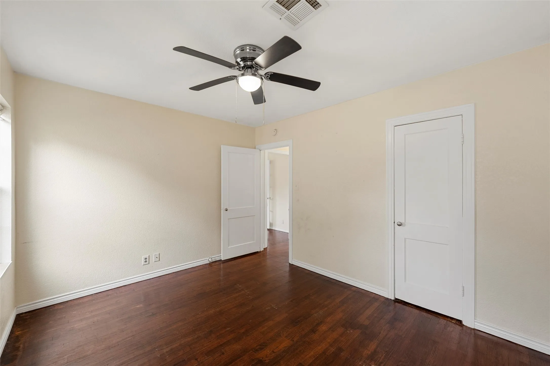 Single Family Residence For Sale in Mc Lennan County , 1306 W 11th Street, Mc Gregor, Texas 76657, 2 Bedroom, 2 Bathroom, 1 Garage spaces, 1,568 Sqft, built in 1956, mls#21286395, Real Estate Agent in Mc Gregor, Homes For Sale in Mc Lennan county, Homes For Sale in Mc Gregor, Realtor in Mc Gregor Texas, Real Estate Brokerage Independent Realty Texas, Luminita Cordes Realtor