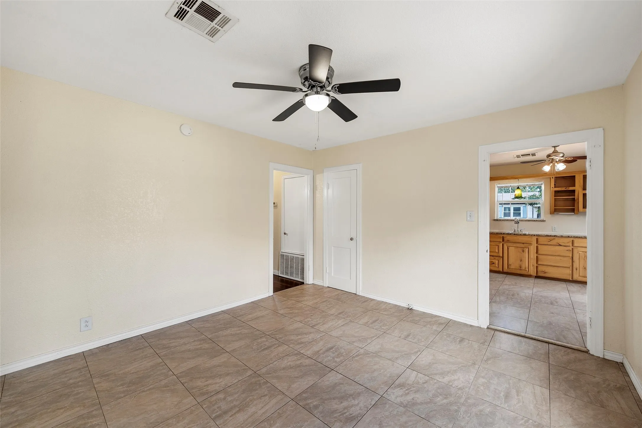 Single Family Residence For Sale in Mc Lennan County , 1306 W 11th Street, Mc Gregor, Texas 76657, 2 Bedroom, 2 Bathroom, 1 Garage spaces, 1,568 Sqft, built in 1956, mls#21286395, Real Estate Agent in Mc Gregor, Homes For Sale in Mc Lennan county, Homes For Sale in Mc Gregor, Realtor in Mc Gregor Texas, Real Estate Brokerage Independent Realty Texas, Luminita Cordes Realtor