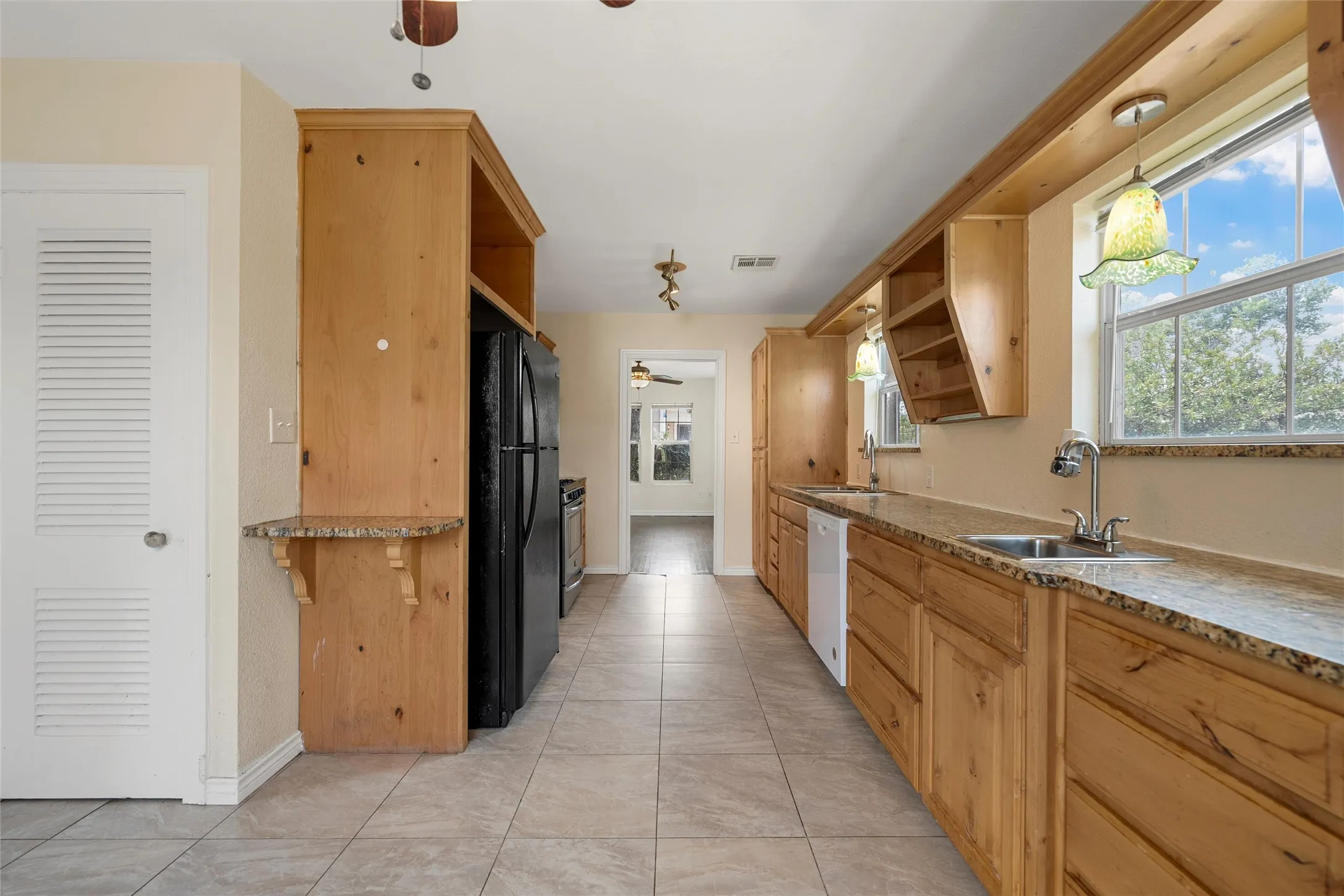 Single Family Residence For Sale in Mc Lennan County , 1306 W 11th Street, Mc Gregor, Texas 76657, 2 Bedroom, 2 Bathroom, 1 Garage spaces, 1,568 Sqft, built in 1956, mls#21286395, Real Estate Agent in Mc Gregor, Homes For Sale in Mc Lennan county, Homes For Sale in Mc Gregor, Realtor in Mc Gregor Texas, Real Estate Brokerage Independent Realty Texas, Luminita Cordes Realtor