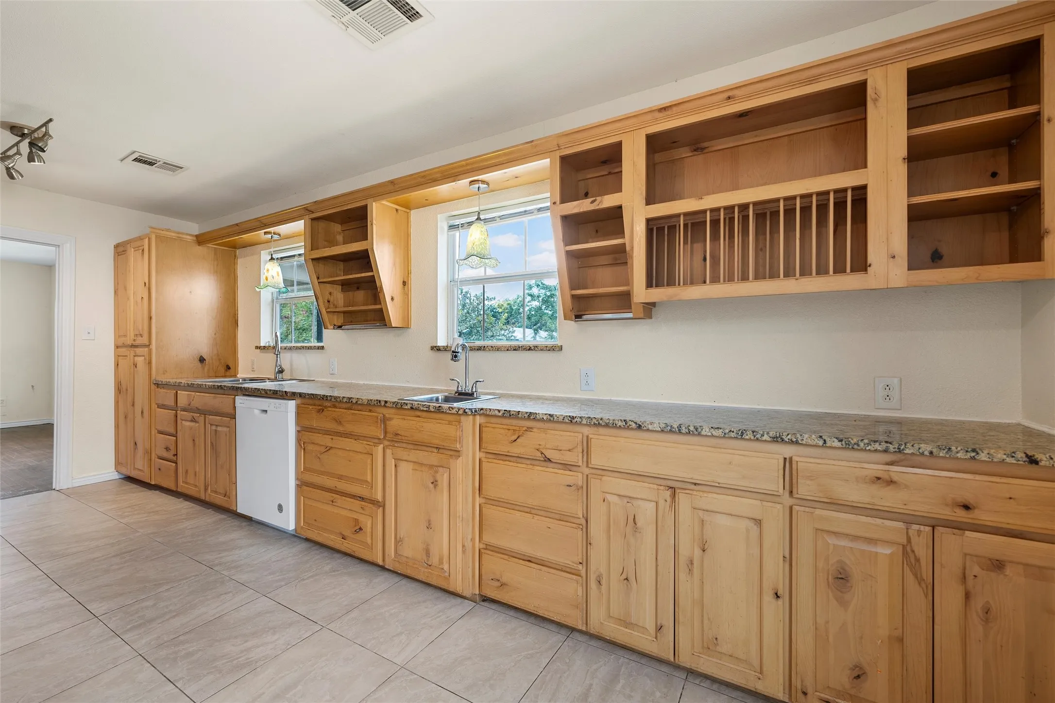 Single Family Residence For Sale in Mc Lennan County , 1306 W 11th Street, Mc Gregor, Texas 76657, 2 Bedroom, 2 Bathroom, 1 Garage spaces, 1,568 Sqft, built in 1956, mls#21286395, Real Estate Agent in Mc Gregor, Homes For Sale in Mc Lennan county, Homes For Sale in Mc Gregor, Realtor in Mc Gregor Texas, Real Estate Brokerage Independent Realty Texas, Luminita Cordes Realtor