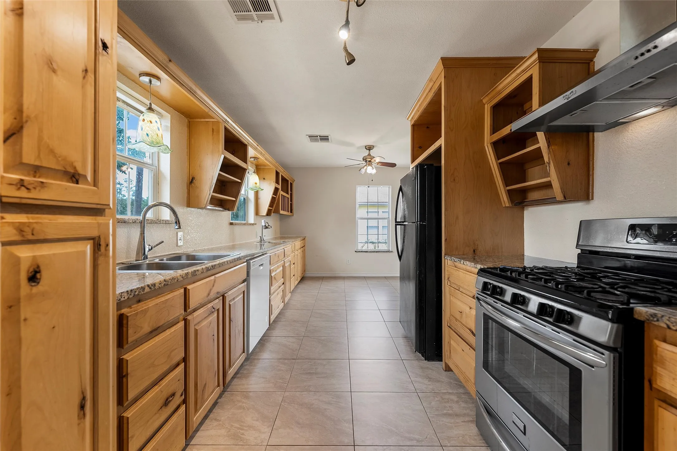 Single Family Residence For Sale in Mc Lennan County , 1306 W 11th Street, Mc Gregor, Texas 76657, 2 Bedroom, 2 Bathroom, 1 Garage spaces, 1,568 Sqft, built in 1956, mls#21286395, Real Estate Agent in Mc Gregor, Homes For Sale in Mc Lennan county, Homes For Sale in Mc Gregor, Realtor in Mc Gregor Texas, Real Estate Brokerage Independent Realty Texas, Luminita Cordes Realtor