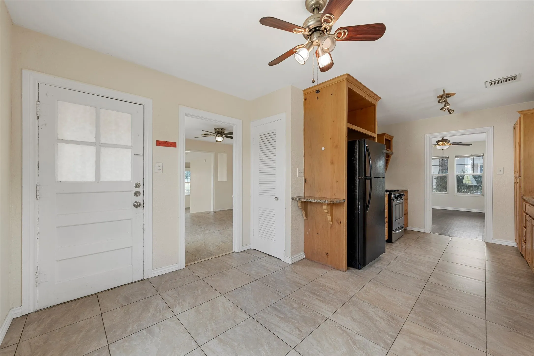 Single Family Residence For Sale in Mc Lennan County , 1306 W 11th Street, Mc Gregor, Texas 76657, 2 Bedroom, 2 Bathroom, 1 Garage spaces, 1,568 Sqft, built in 1956, mls#21286395, Real Estate Agent in Mc Gregor, Homes For Sale in Mc Lennan county, Homes For Sale in Mc Gregor, Realtor in Mc Gregor Texas, Real Estate Brokerage Independent Realty Texas, Luminita Cordes Realtor