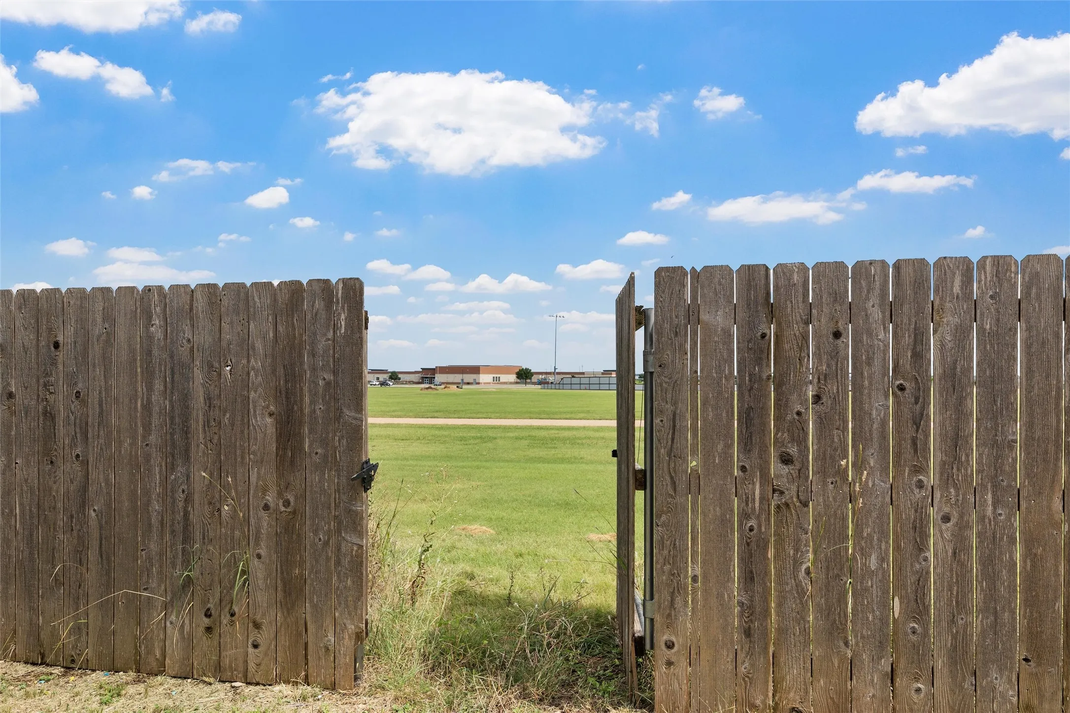 Single Family Residence For Sale in Mc Lennan County , 1306 W 11th Street, Mc Gregor, Texas 76657, 2 Bedroom, 2 Bathroom, 1 Garage spaces, 1,568 Sqft, built in 1956, mls#21286395, Real Estate Agent in Mc Gregor, Homes For Sale in Mc Lennan county, Homes For Sale in Mc Gregor, Realtor in Mc Gregor Texas, Real Estate Brokerage Independent Realty Texas, Luminita Cordes Realtor