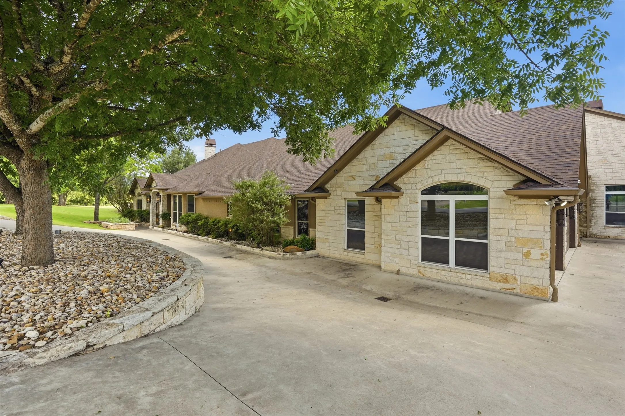 Single Family Residence For Sale in Hood County , 9310 Bellechase Road, Granbury, Texas 76049, 5 Bedroom, 5 Bathroom, 7 Garage spaces, 9,009 Sqft, built in 1999, mls#21284712, Real Estate Agent in Granbury, Homes For Sale in Hood county, Homes For Sale in Granbury, Realtor in Granbury Texas, Real Estate Brokerage Independent Realty Texas, Luminita Cordes Realtor