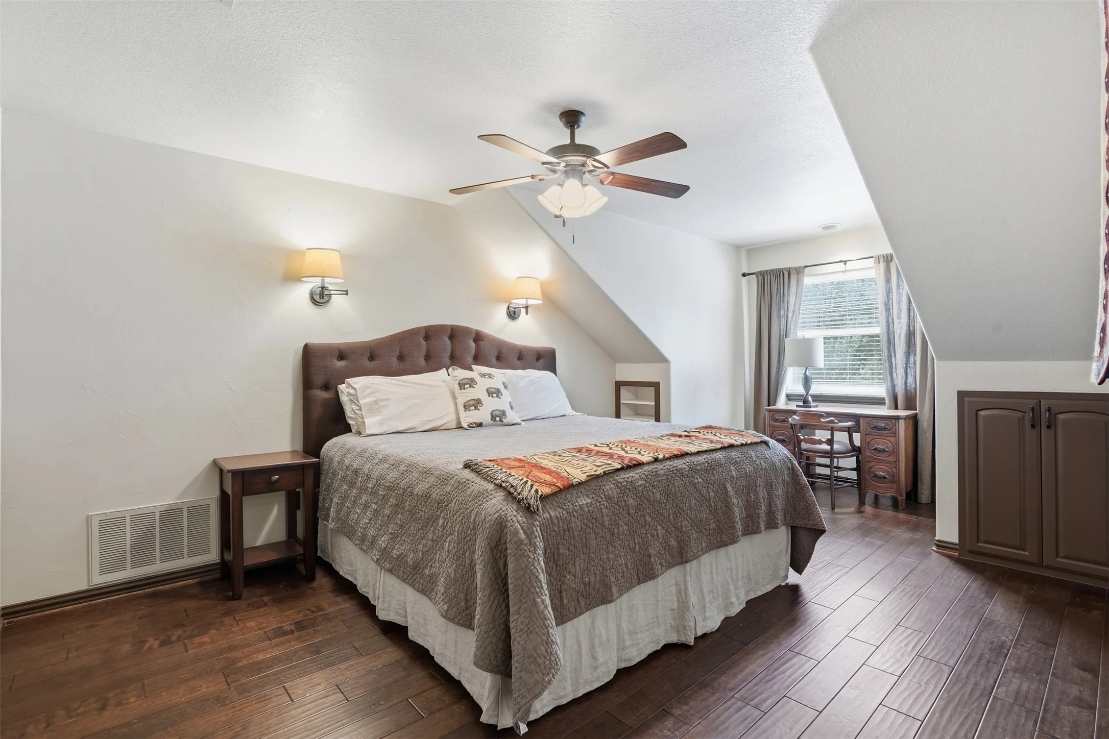 Single Family Residence For Sale in Hood County , 9310 Bellechase Road, Granbury, Texas 76049, 5 Bedroom, 5 Bathroom, 7 Garage spaces, 9,009 Sqft, built in 1999, mls#21284712, Real Estate Agent in Granbury, Homes For Sale in Hood county, Homes For Sale in Granbury, Realtor in Granbury Texas, Real Estate Brokerage Independent Realty Texas, Luminita Cordes Realtor