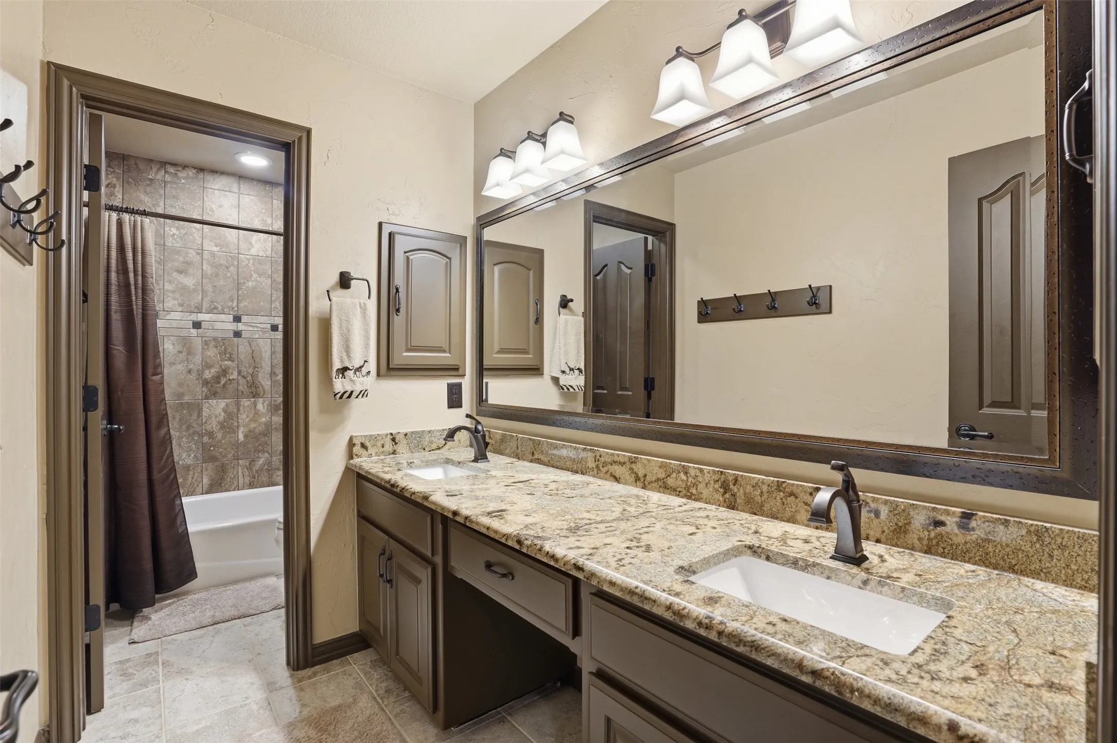 Single Family Residence For Sale in Hood County , 9310 Bellechase Road, Granbury, Texas 76049, 5 Bedroom, 5 Bathroom, 7 Garage spaces, 9,009 Sqft, built in 1999, mls#21284712, Real Estate Agent in Granbury, Homes For Sale in Hood county, Homes For Sale in Granbury, Realtor in Granbury Texas, Real Estate Brokerage Independent Realty Texas, Luminita Cordes Realtor