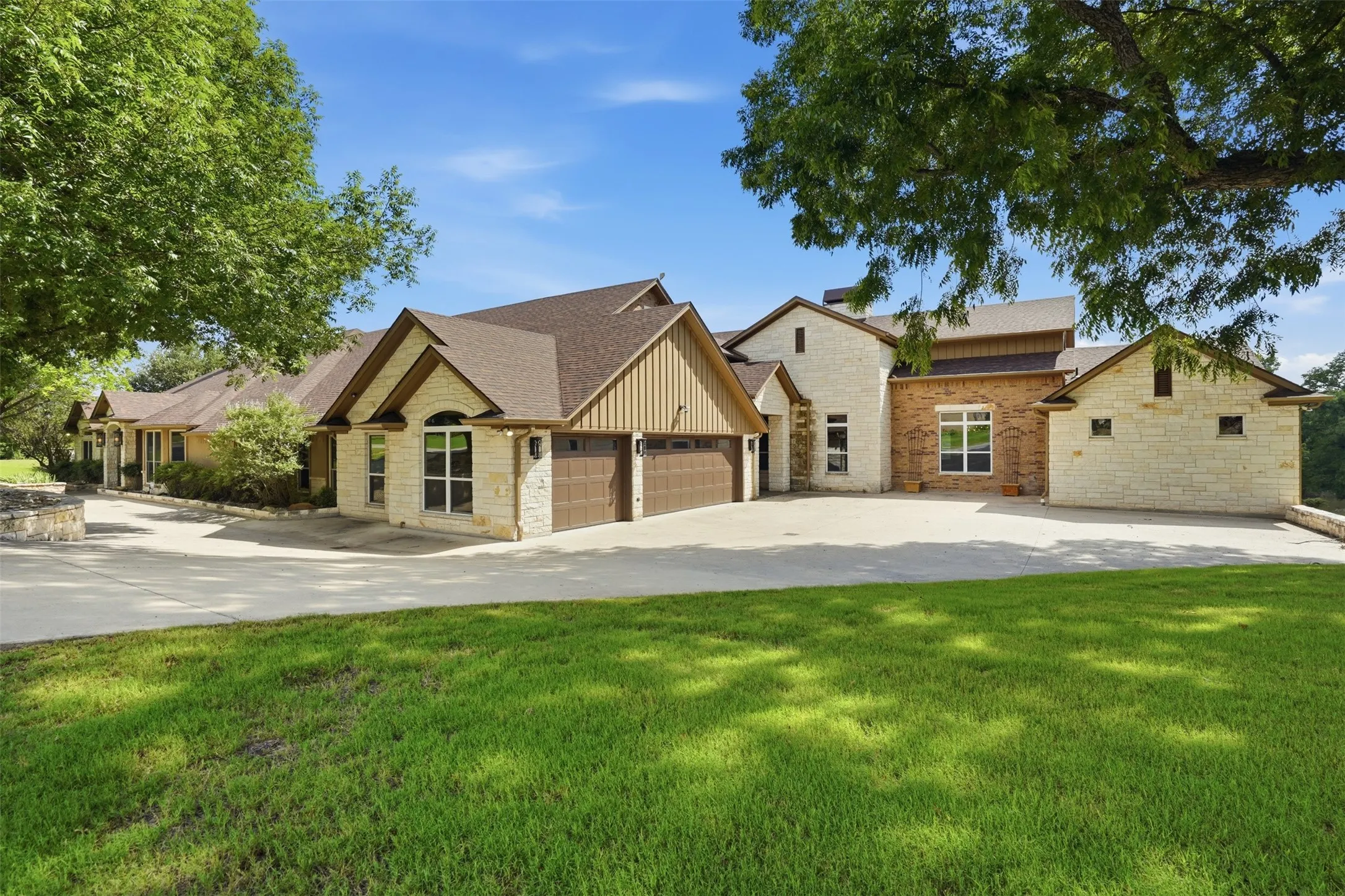 Single Family Residence For Sale in Hood County , 9310 Bellechase Road, Granbury, Texas 76049, 5 Bedroom, 5 Bathroom, 7 Garage spaces, 9,009 Sqft, built in 1999, mls#21284712, Real Estate Agent in Granbury, Homes For Sale in Hood county, Homes For Sale in Granbury, Realtor in Granbury Texas, Real Estate Brokerage Independent Realty Texas, Luminita Cordes Realtor