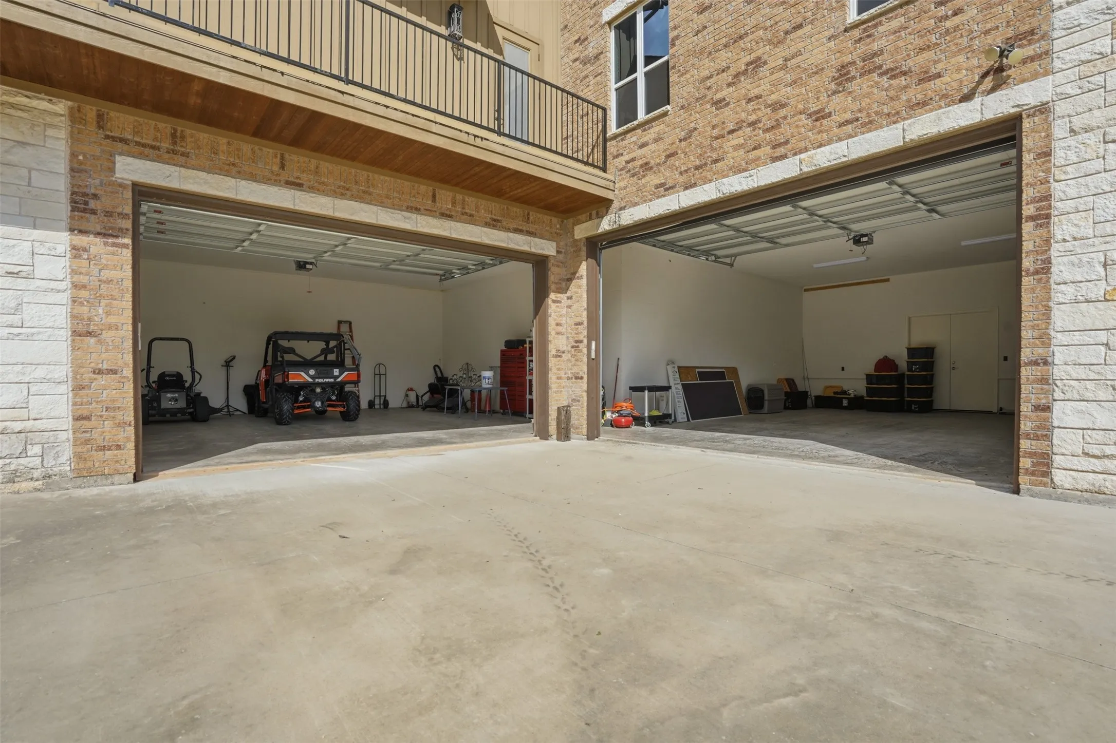 Single Family Residence For Sale in Hood County , 9310 Bellechase Road, Granbury, Texas 76049, 5 Bedroom, 5 Bathroom, 7 Garage spaces, 9,009 Sqft, built in 1999, mls#21284712, Real Estate Agent in Granbury, Homes For Sale in Hood county, Homes For Sale in Granbury, Realtor in Granbury Texas, Real Estate Brokerage Independent Realty Texas, Luminita Cordes Realtor