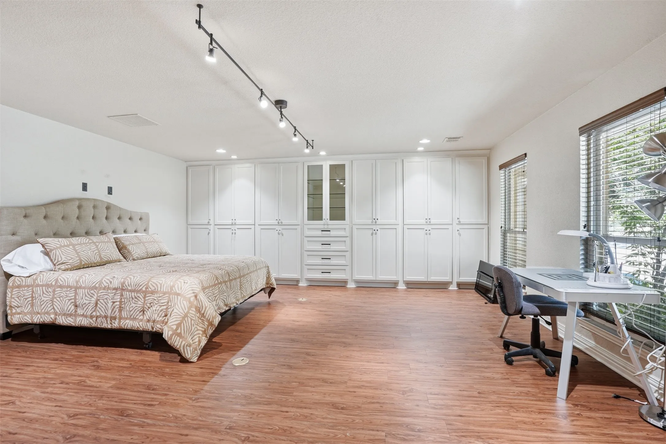 Single Family Residence For Sale in Hood County , 9310 Bellechase Road, Granbury, Texas 76049, 5 Bedroom, 5 Bathroom, 7 Garage spaces, 9,009 Sqft, built in 1999, mls#21284712, Real Estate Agent in Granbury, Homes For Sale in Hood county, Homes For Sale in Granbury, Realtor in Granbury Texas, Real Estate Brokerage Independent Realty Texas, Luminita Cordes Realtor