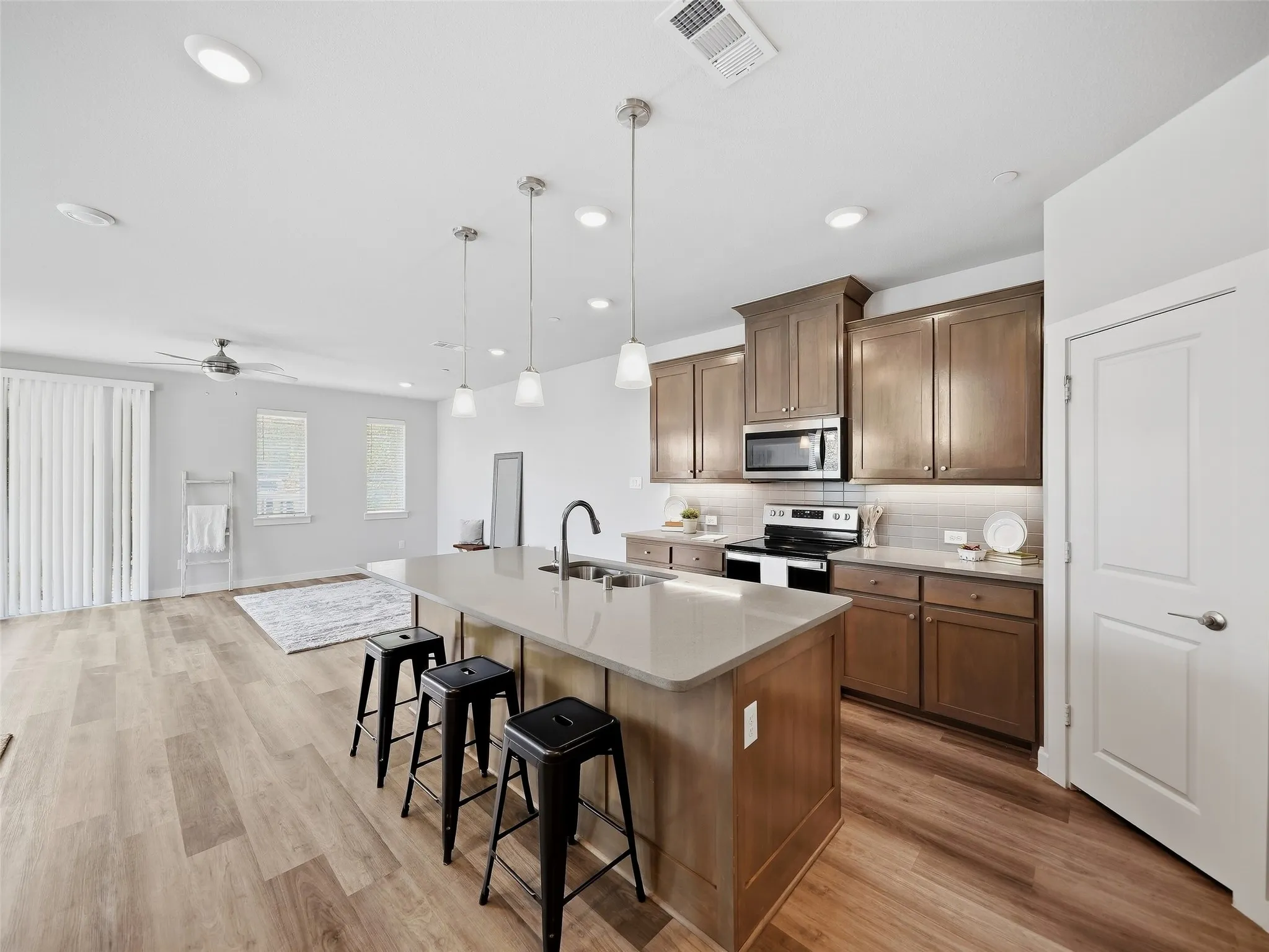 Townhouse For Rent in Collin County , 800 Emerling, Mc Kinney, Texas 75069, 3 Bedroom, 3 Bathroom, 2 Garage spaces, 1,810 Sqft, built in 2021, mls#21283518, Real Estate Agent in Mc Kinney, Homes For Rent in Collin county, Homes For Rent in Mc Kinney, Realtor in Mc Kinney Texas, Real Estate Brokerage Independent Realty Texas, Luminita Cordes Realtor