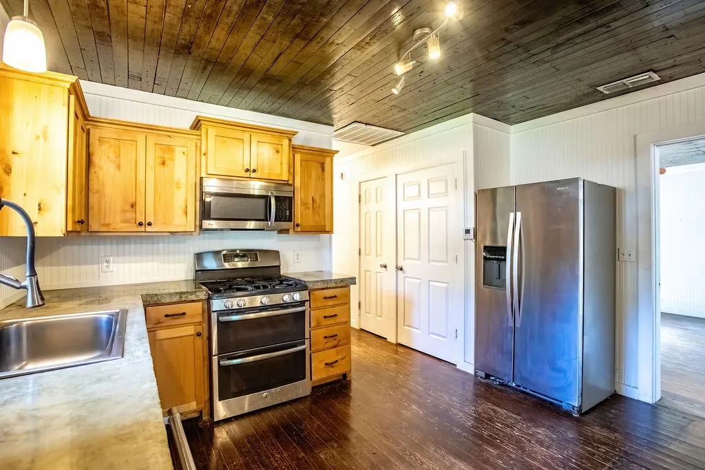 Single Family Residence For Sale in Shackelford County , 425 Gregg Street, Albany, Texas 76430, 3 Bedroom, 2 Bathroom, Garage spaces, 1,288 Sqft, built in 1928, Price $224,000, mls#21284401, Real Estate Agent in Albany, Homes For Sale in Shackelford county, Homes For Sale in Albany, Realtor in Albany Texas, Real Estate Brokerage Independent Realty Texas, Luminita Cordes Realtor