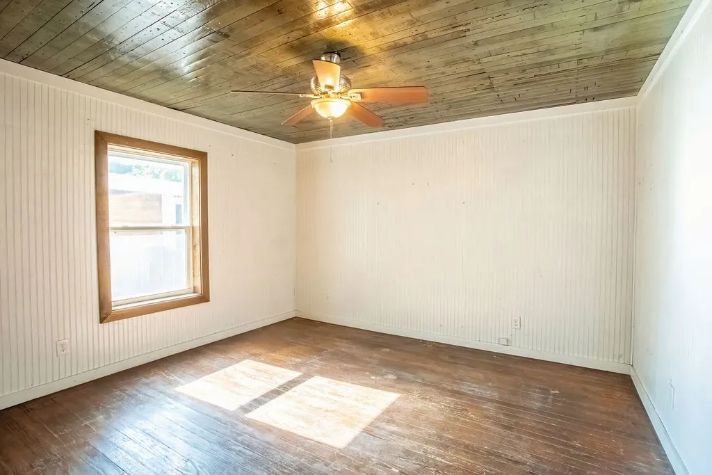 Middle Bedroom