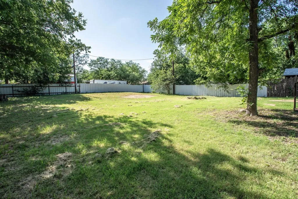 Single Family Residence For Sale in Shackelford County , 425 Gregg Street, Albany, Texas 76430, 3 Bedroom, 2 Bathroom, Garage spaces, 1,288 Sqft, built in 1928, Price $224,000, mls#21284401, Real Estate Agent in Albany, Homes For Sale in Shackelford county, Homes For Sale in Albany, Realtor in Albany Texas, Real Estate Brokerage Independent Realty Texas, Luminita Cordes Realtor