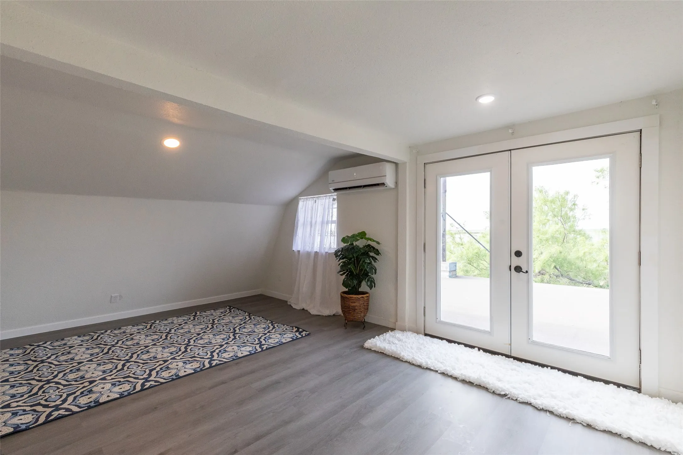 Single Family Residence For Sale in Jones County , 28 Poverty Point Circle, Abilene, Texas 79601, 3 Bedroom, 2 Bathroom, 3 Garage spaces, 2,044 Sqft, built in 1955, Price $349,850, mls#21282369, Real Estate Agent in Abilene, Homes For Sale in Jones county, Homes For Sale in Abilene, Realtor in Abilene Texas, Real Estate Brokerage Independent Realty Texas, Luminita Cordes Realtor