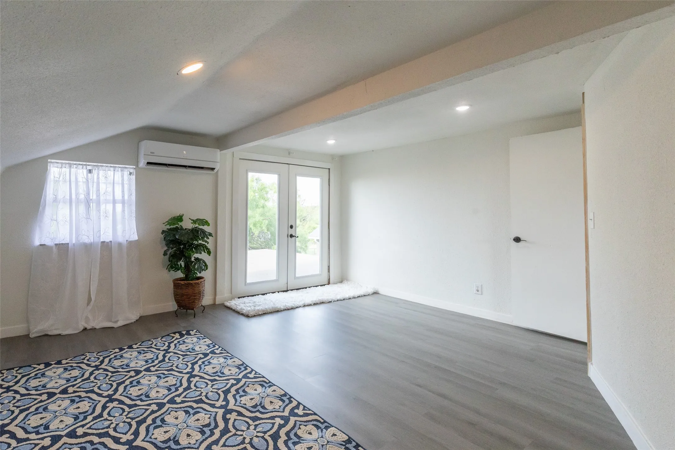 Single Family Residence For Sale in Jones County , 28 Poverty Point Circle, Abilene, Texas 79601, 3 Bedroom, 2 Bathroom, 3 Garage spaces, 2,044 Sqft, built in 1955, Price $349,850, mls#21282369, Real Estate Agent in Abilene, Homes For Sale in Jones county, Homes For Sale in Abilene, Realtor in Abilene Texas, Real Estate Brokerage Independent Realty Texas, Luminita Cordes Realtor