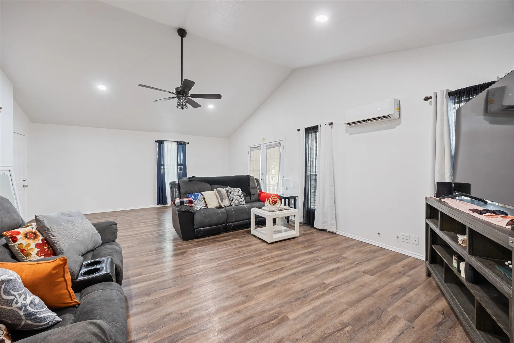 Single Family Residence For Sale in Rains County , 136 Private Road 7708, Emory, Texas 75440, 4 Bedroom, 3 Bathroom, Garage spaces, 1,092 Sqft, built in 1991, mls#21282068, Real Estate Agent in Emory, Homes For Sale in Rains county, Homes For Sale in Emory, Realtor in Emory Texas, Real Estate Brokerage Independent Realty Texas, Luminita Cordes Realtor