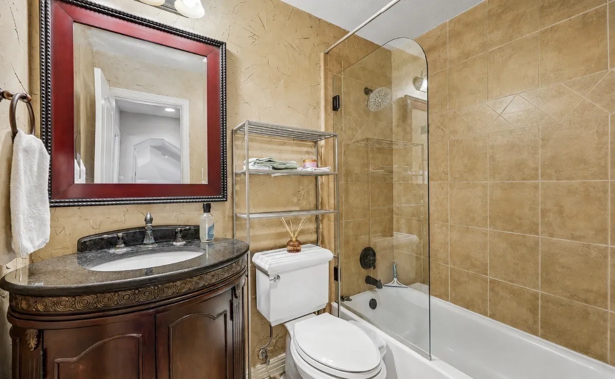 Full upstairs bathroom located perfectly between the two upstairs bedrooms