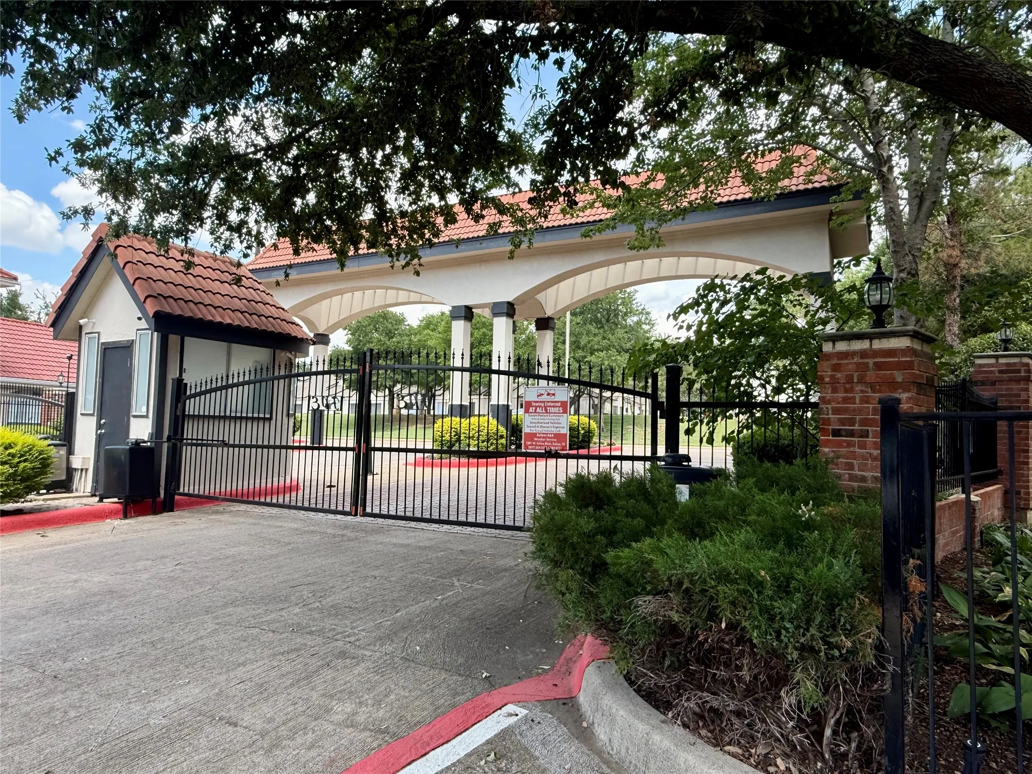 Gated Community - a rate opportunity to live in Forest Pointe Estates with pool, spa, clubhouse and park