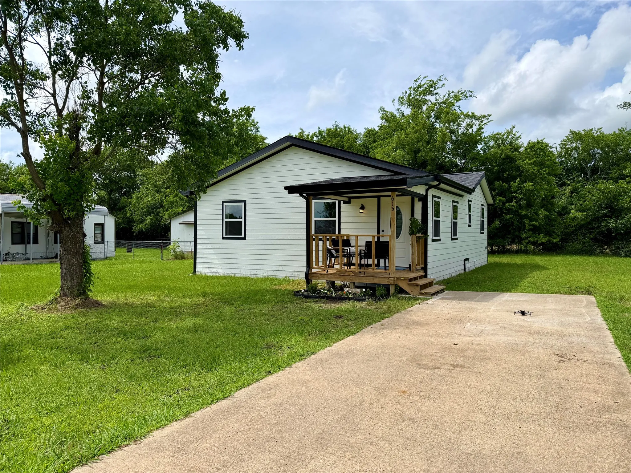 Single Family Residence For Sale in Rains County , 615 Smith Circle, Point, Texas 75472, 3 Bedroom, 2 Bathroom, Garage spaces, 1,008 Sqft, built in 1980, mls#21286461, Real Estate Agent in Point, Homes For Sale in Rains county, Homes For Sale in Point, Realtor in Point Texas, Real Estate Brokerage Independent Realty Texas, Luminita Cordes Realtor