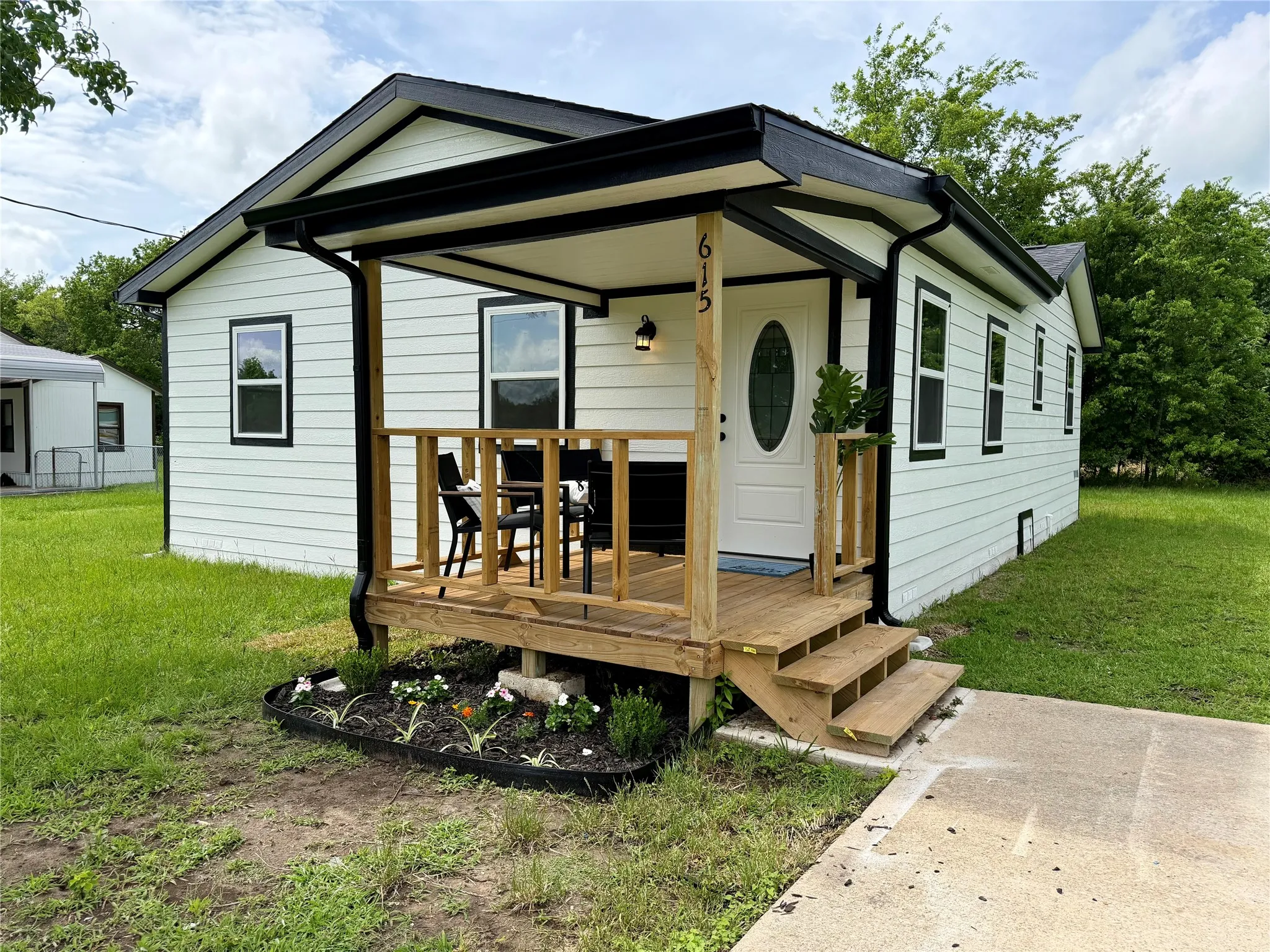 Single Family Residence For Sale in Rains County , 615 Smith Circle, Point, Texas 75472, 3 Bedroom, 2 Bathroom, Garage spaces, 1,008 Sqft, built in 1980, mls#21286461, Real Estate Agent in Point, Homes For Sale in Rains county, Homes For Sale in Point, Realtor in Point Texas, Real Estate Brokerage Independent Realty Texas, Luminita Cordes Realtor