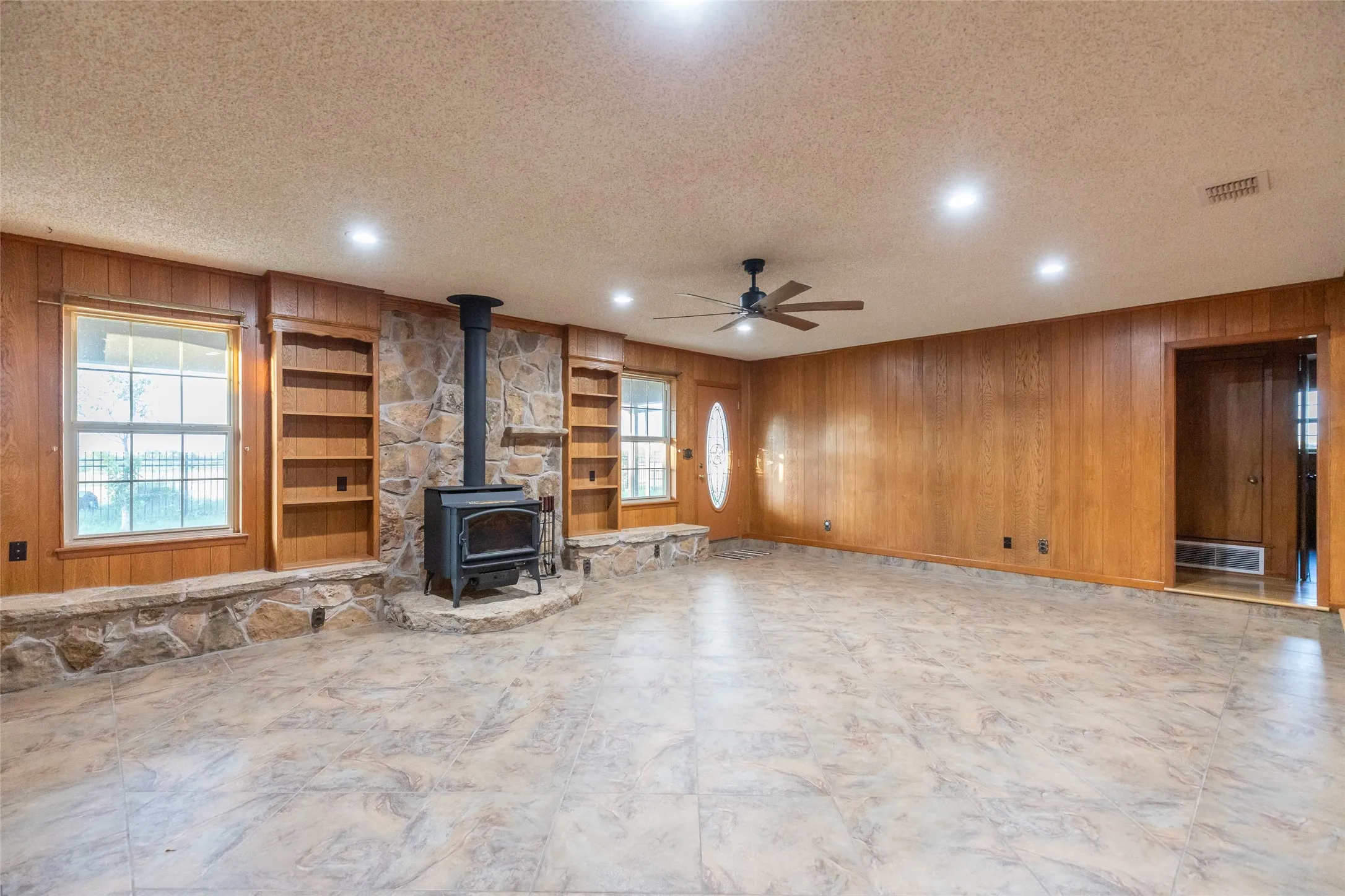Single Family Residence For Sale in Taylor County , 146 Foothill Road, Abilene, Texas 79602, 3 Bedroom, 2 Bathroom, 2 Garage spaces, 2,025 Sqft, built in 1983, mls#21286505, Real Estate Agent in Abilene, Homes For Sale in Taylor county, Homes For Sale in Abilene, Realtor in Abilene Texas, Real Estate Brokerage Independent Realty Texas, Luminita Cordes Realtor