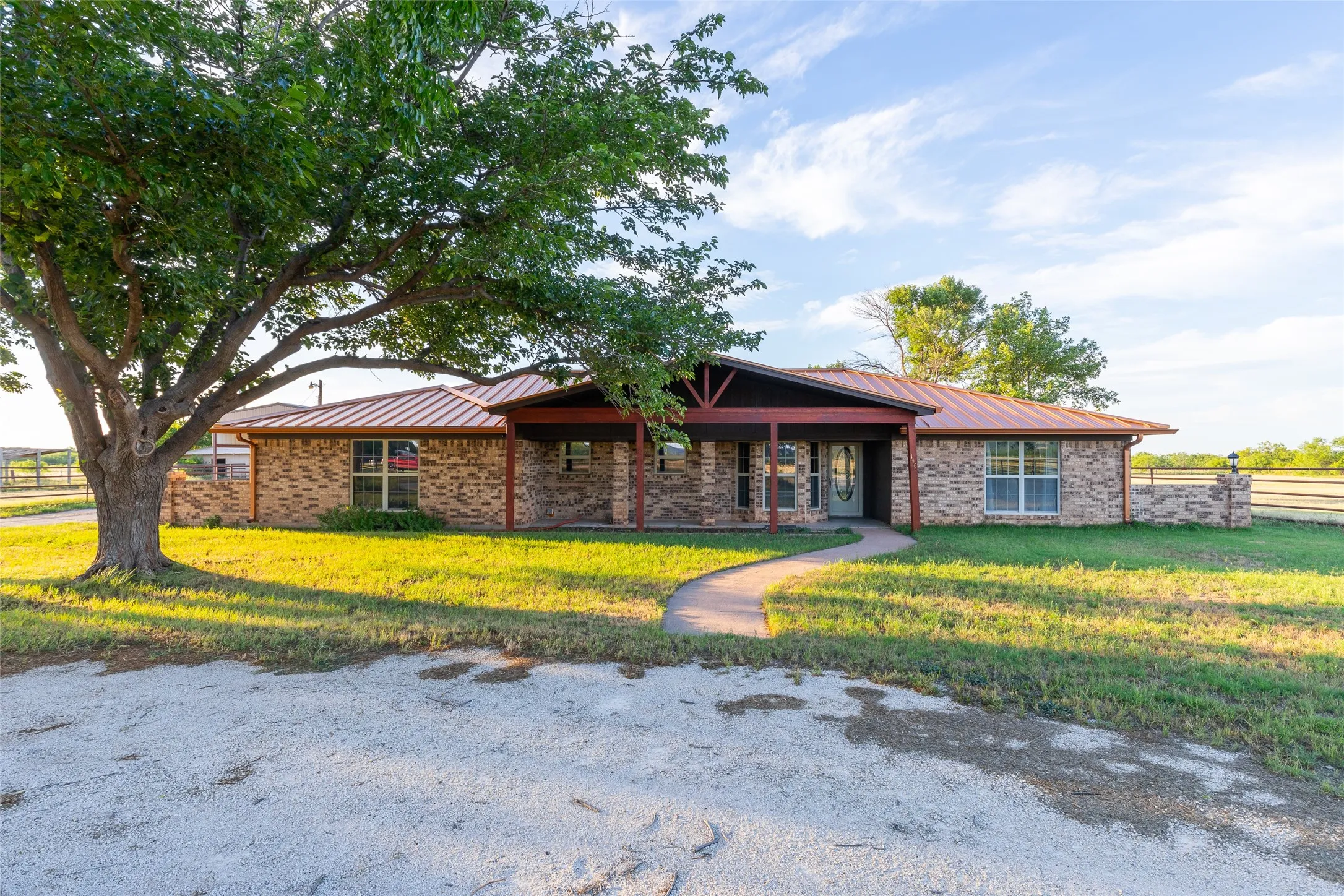 Single Family Residence For Sale in Taylor County , 146 Foothill Road, Abilene, Texas 79602, 3 Bedroom, 2 Bathroom, 2 Garage spaces, 2,025 Sqft, built in 1983, mls#21286505, Real Estate Agent in Abilene, Homes For Sale in Taylor county, Homes For Sale in Abilene, Realtor in Abilene Texas, Real Estate Brokerage Independent Realty Texas, Luminita Cordes Realtor