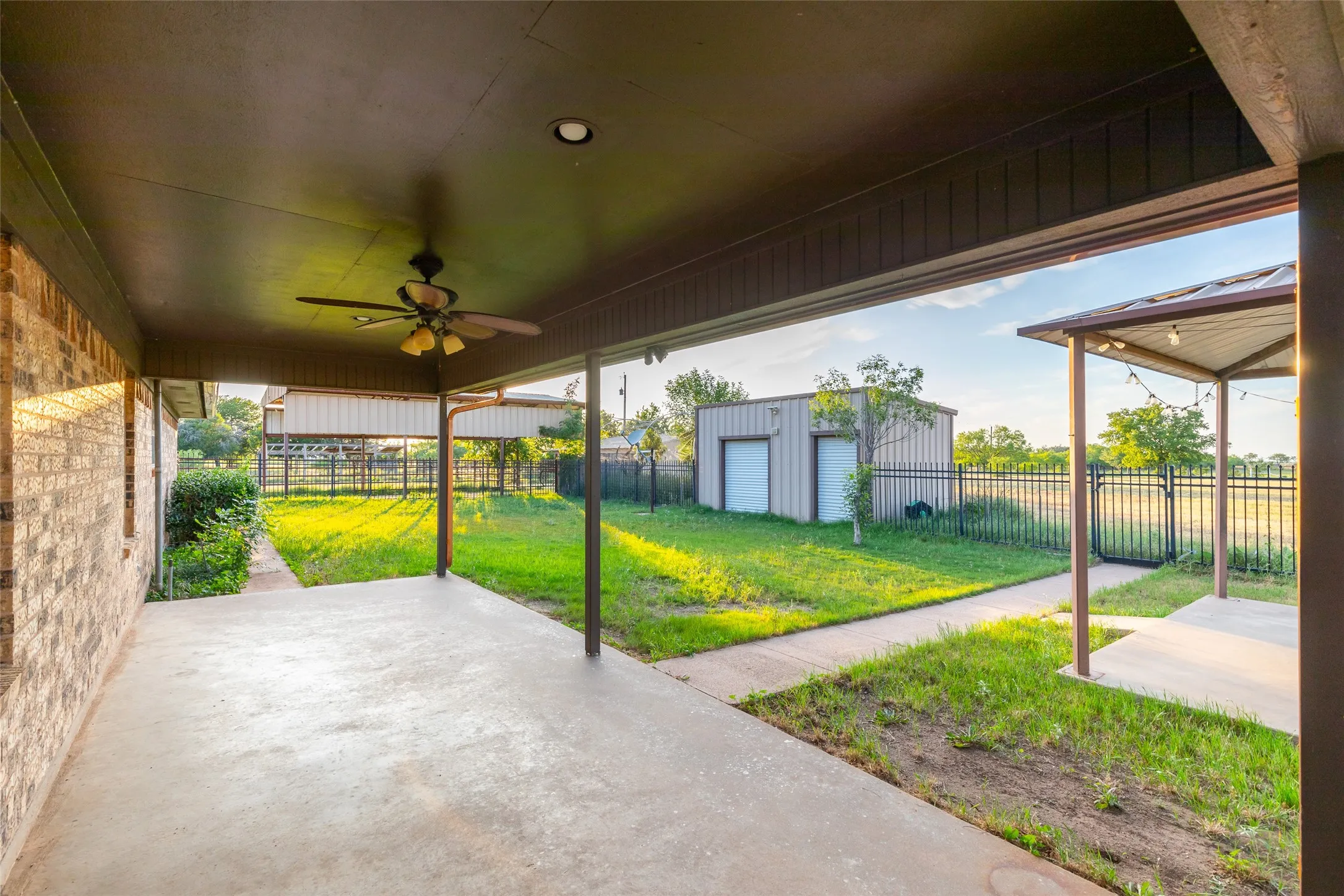 Single Family Residence For Sale in Taylor County , 146 Foothill Road, Abilene, Texas 79602, 3 Bedroom, 2 Bathroom, 2 Garage spaces, 2,025 Sqft, built in 1983, mls#21286505, Real Estate Agent in Abilene, Homes For Sale in Taylor county, Homes For Sale in Abilene, Realtor in Abilene Texas, Real Estate Brokerage Independent Realty Texas, Luminita Cordes Realtor