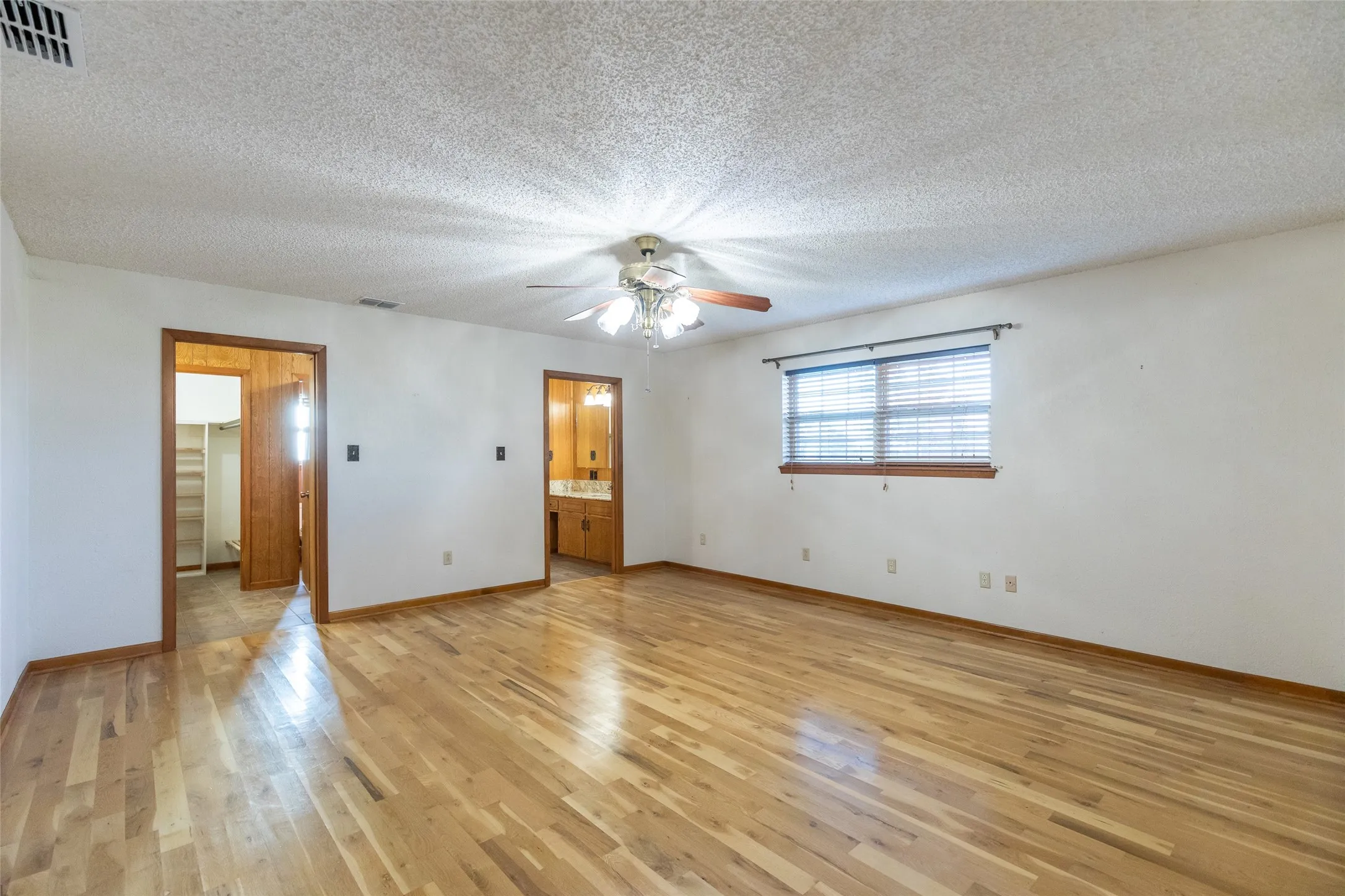 Single Family Residence For Sale in Taylor County , 146 Foothill Road, Abilene, Texas 79602, 3 Bedroom, 2 Bathroom, 2 Garage spaces, 2,025 Sqft, built in 1983, mls#21286505, Real Estate Agent in Abilene, Homes For Sale in Taylor county, Homes For Sale in Abilene, Realtor in Abilene Texas, Real Estate Brokerage Independent Realty Texas, Luminita Cordes Realtor