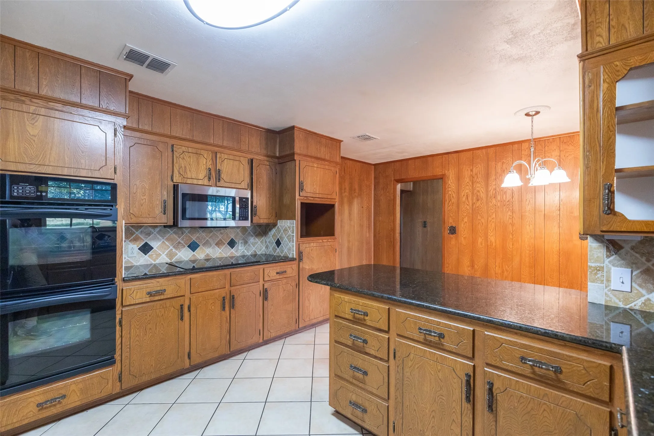 Single Family Residence For Sale in Taylor County , 146 Foothill Road, Abilene, Texas 79602, 3 Bedroom, 2 Bathroom, 2 Garage spaces, 2,025 Sqft, built in 1983, mls#21286505, Real Estate Agent in Abilene, Homes For Sale in Taylor county, Homes For Sale in Abilene, Realtor in Abilene Texas, Real Estate Brokerage Independent Realty Texas, Luminita Cordes Realtor