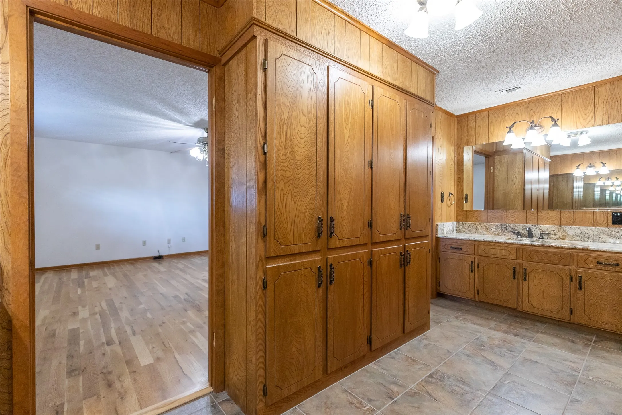 Single Family Residence For Sale in Taylor County , 146 Foothill Road, Abilene, Texas 79602, 3 Bedroom, 2 Bathroom, 2 Garage spaces, 2,025 Sqft, built in 1983, mls#21286505, Real Estate Agent in Abilene, Homes For Sale in Taylor county, Homes For Sale in Abilene, Realtor in Abilene Texas, Real Estate Brokerage Independent Realty Texas, Luminita Cordes Realtor