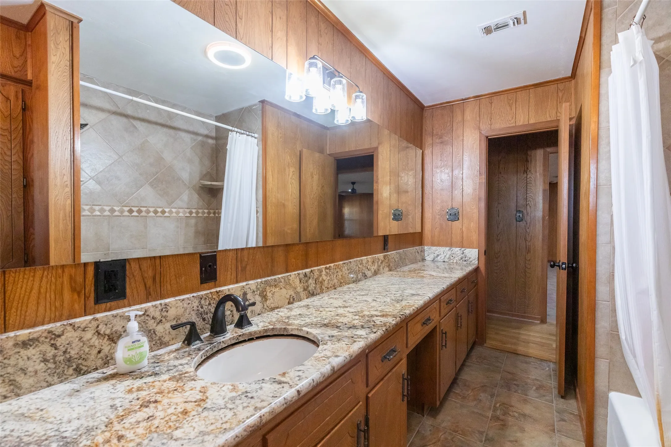 Single Family Residence For Sale in Taylor County , 146 Foothill Road, Abilene, Texas 79602, 3 Bedroom, 2 Bathroom, 2 Garage spaces, 2,025 Sqft, built in 1983, mls#21286505, Real Estate Agent in Abilene, Homes For Sale in Taylor county, Homes For Sale in Abilene, Realtor in Abilene Texas, Real Estate Brokerage Independent Realty Texas, Luminita Cordes Realtor