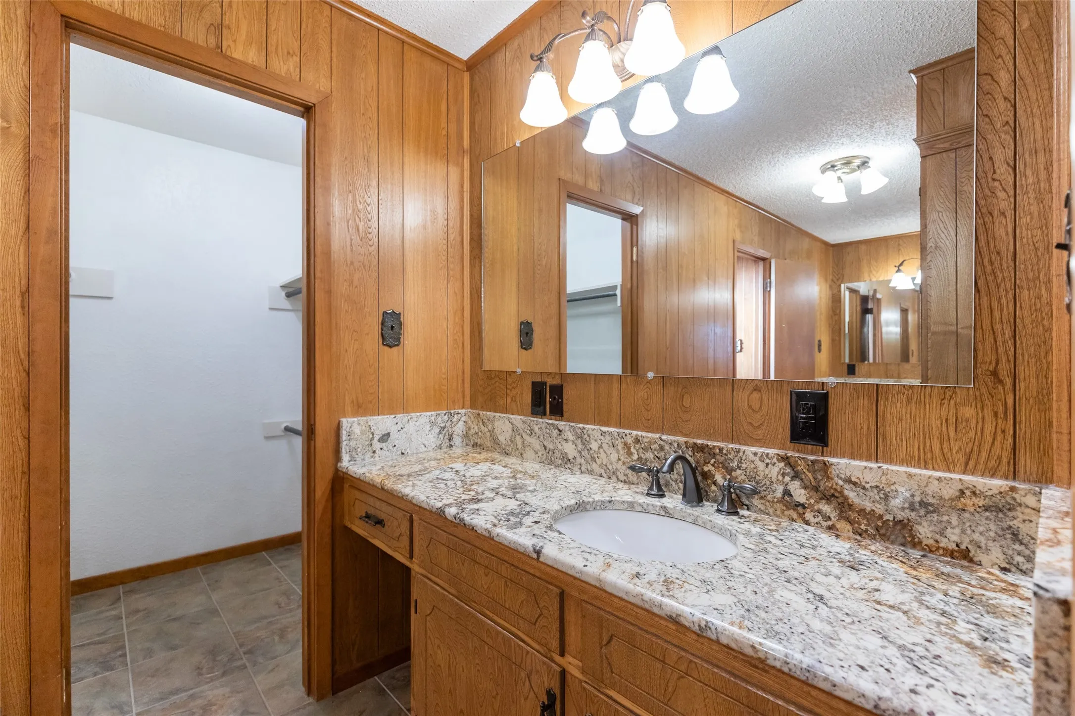 Single Family Residence For Sale in Taylor County , 146 Foothill Road, Abilene, Texas 79602, 3 Bedroom, 2 Bathroom, 2 Garage spaces, 2,025 Sqft, built in 1983, mls#21286505, Real Estate Agent in Abilene, Homes For Sale in Taylor county, Homes For Sale in Abilene, Realtor in Abilene Texas, Real Estate Brokerage Independent Realty Texas, Luminita Cordes Realtor