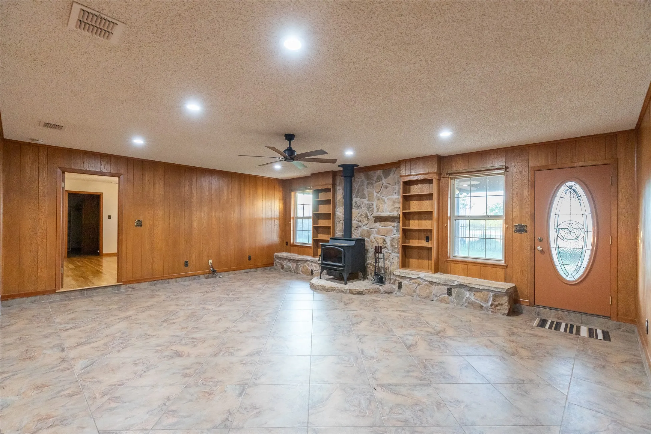 Single Family Residence For Sale in Taylor County , 146 Foothill Road, Abilene, Texas 79602, 3 Bedroom, 2 Bathroom, 2 Garage spaces, 2,025 Sqft, built in 1983, mls#21286505, Real Estate Agent in Abilene, Homes For Sale in Taylor county, Homes For Sale in Abilene, Realtor in Abilene Texas, Real Estate Brokerage Independent Realty Texas, Luminita Cordes Realtor
