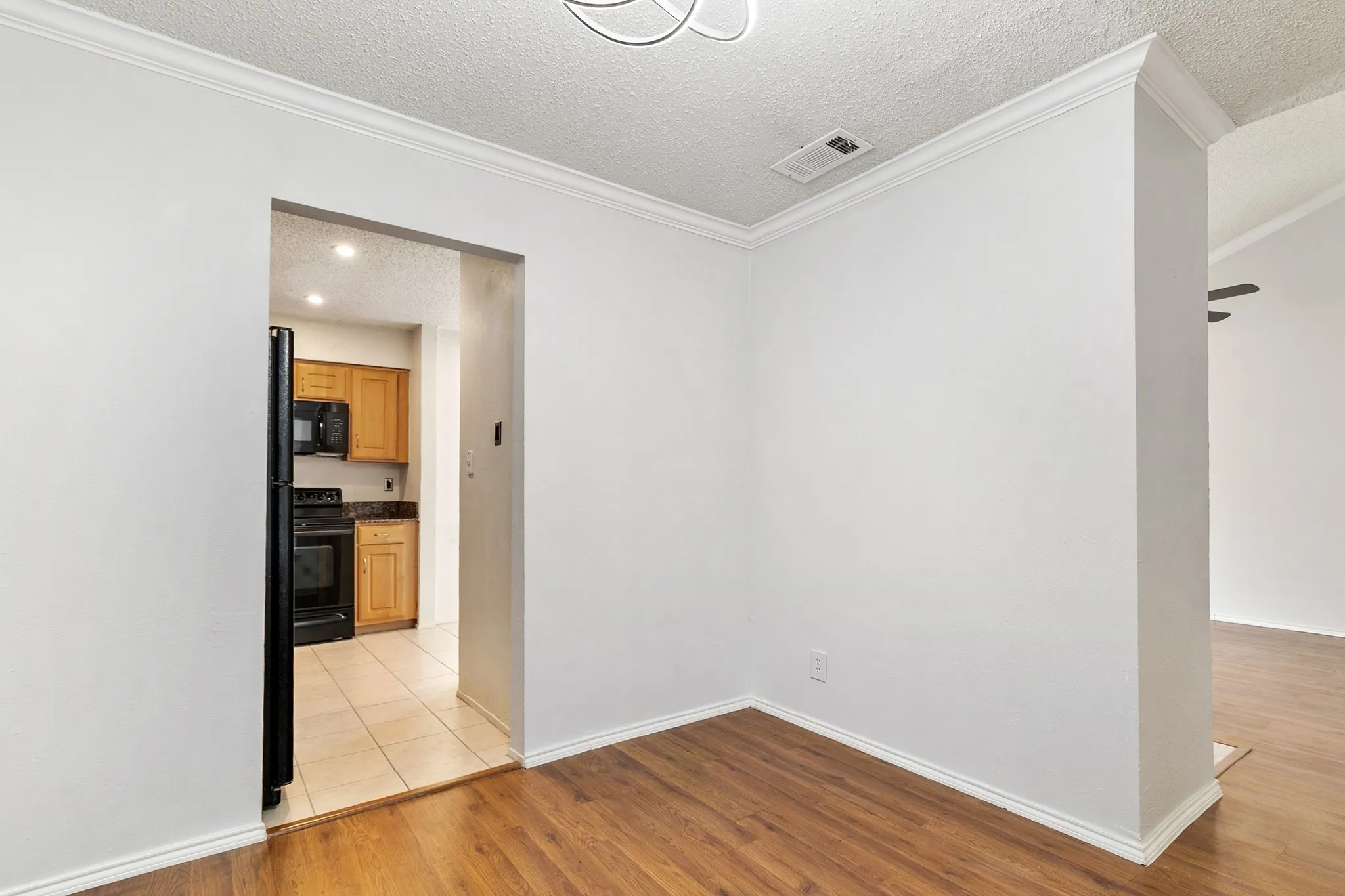 Condominium For Rent in Dallas County , 5300 Keller Springs Road 2093, Dallas, Texas 75248, 1 Bedroom, 1 Bathroom, Garage spaces, 812 Sqft, built in 1982, mls#21286509, Real Estate Agent in Dallas, Homes For Rent in Dallas county, Homes For Rent in Dallas, Realtor in Dallas Texas, Real Estate Brokerage Independent Realty Texas, Luminita Cordes Realtor