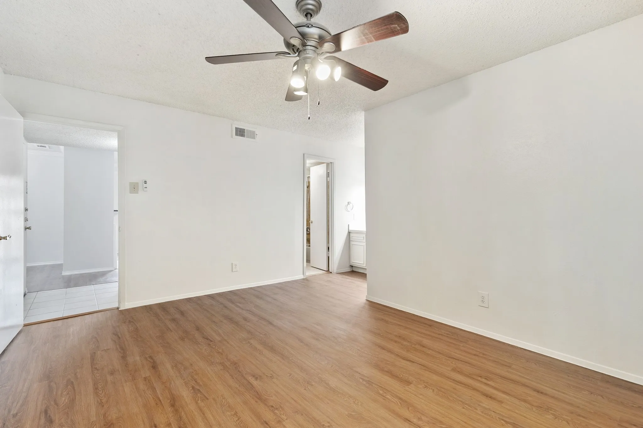 Condominium For Rent in Dallas County , 5300 Keller Springs Road 2093, Dallas, Texas 75248, 1 Bedroom, 1 Bathroom, Garage spaces, 812 Sqft, built in 1982, mls#21286509, Real Estate Agent in Dallas, Homes For Rent in Dallas county, Homes For Rent in Dallas, Realtor in Dallas Texas, Real Estate Brokerage Independent Realty Texas, Luminita Cordes Realtor