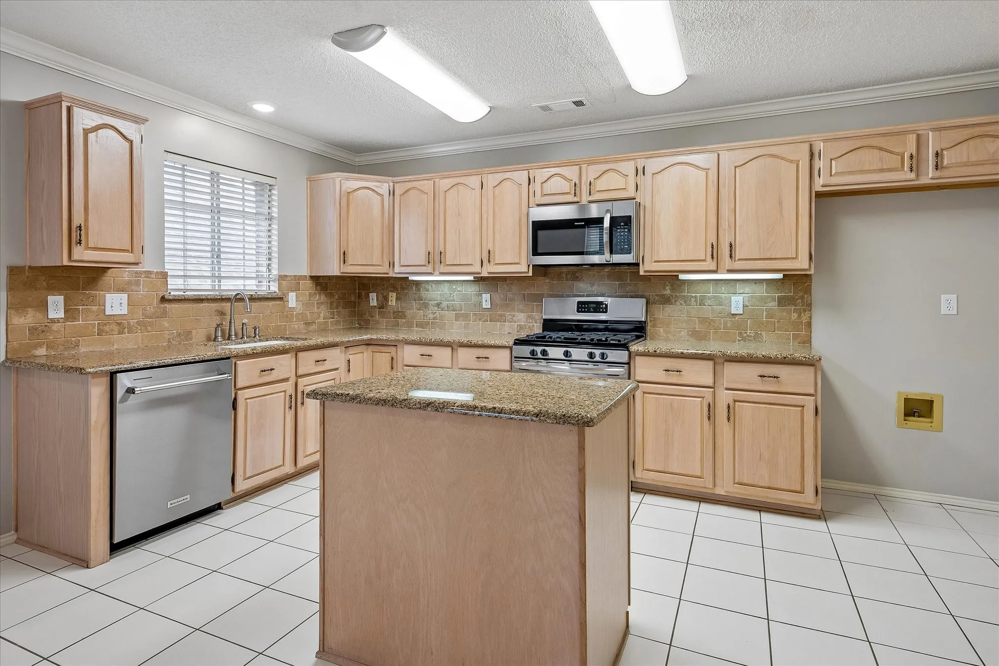 Single Family Residence For Sale in Collin County , 6227 Cupertino Trail, Dallas, Texas 75252, 3 Bedroom, 3 Bathroom, 2 Garage spaces, 2,284 Sqft, built in 1993, mls#21286493, Real Estate Agent in Dallas, Homes For Sale in Collin county, Homes For Sale in Dallas, Realtor in Dallas Texas, Real Estate Brokerage Independent Realty Texas, Luminita Cordes Realtor