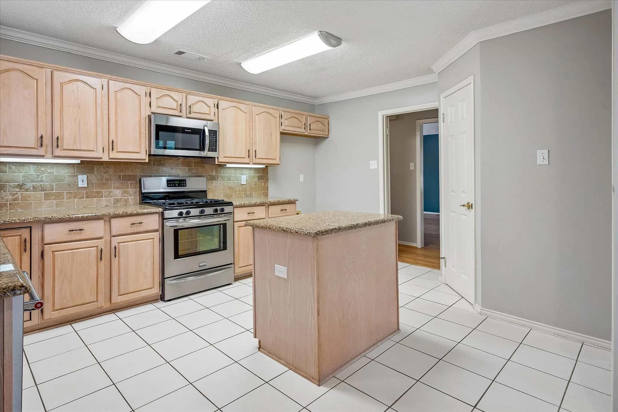 Single Family Residence For Sale in Collin County , 6227 Cupertino Trail, Dallas, Texas 75252, 3 Bedroom, 3 Bathroom, 2 Garage spaces, 2,284 Sqft, built in 1993, mls#21286493, Real Estate Agent in Dallas, Homes For Sale in Collin county, Homes For Sale in Dallas, Realtor in Dallas Texas, Real Estate Brokerage Independent Realty Texas, Luminita Cordes Realtor
