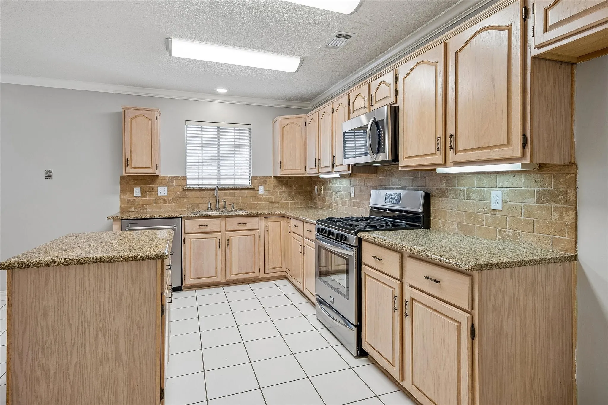 Single Family Residence For Sale in Collin County , 6227 Cupertino Trail, Dallas, Texas 75252, 3 Bedroom, 3 Bathroom, 2 Garage spaces, 2,284 Sqft, built in 1993, mls#21286493, Real Estate Agent in Dallas, Homes For Sale in Collin county, Homes For Sale in Dallas, Realtor in Dallas Texas, Real Estate Brokerage Independent Realty Texas, Luminita Cordes Realtor