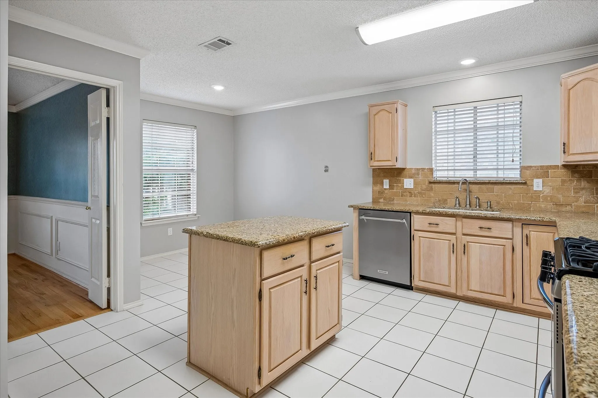 Single Family Residence For Sale in Collin County , 6227 Cupertino Trail, Dallas, Texas 75252, 3 Bedroom, 3 Bathroom, 2 Garage spaces, 2,284 Sqft, built in 1993, mls#21286493, Real Estate Agent in Dallas, Homes For Sale in Collin county, Homes For Sale in Dallas, Realtor in Dallas Texas, Real Estate Brokerage Independent Realty Texas, Luminita Cordes Realtor