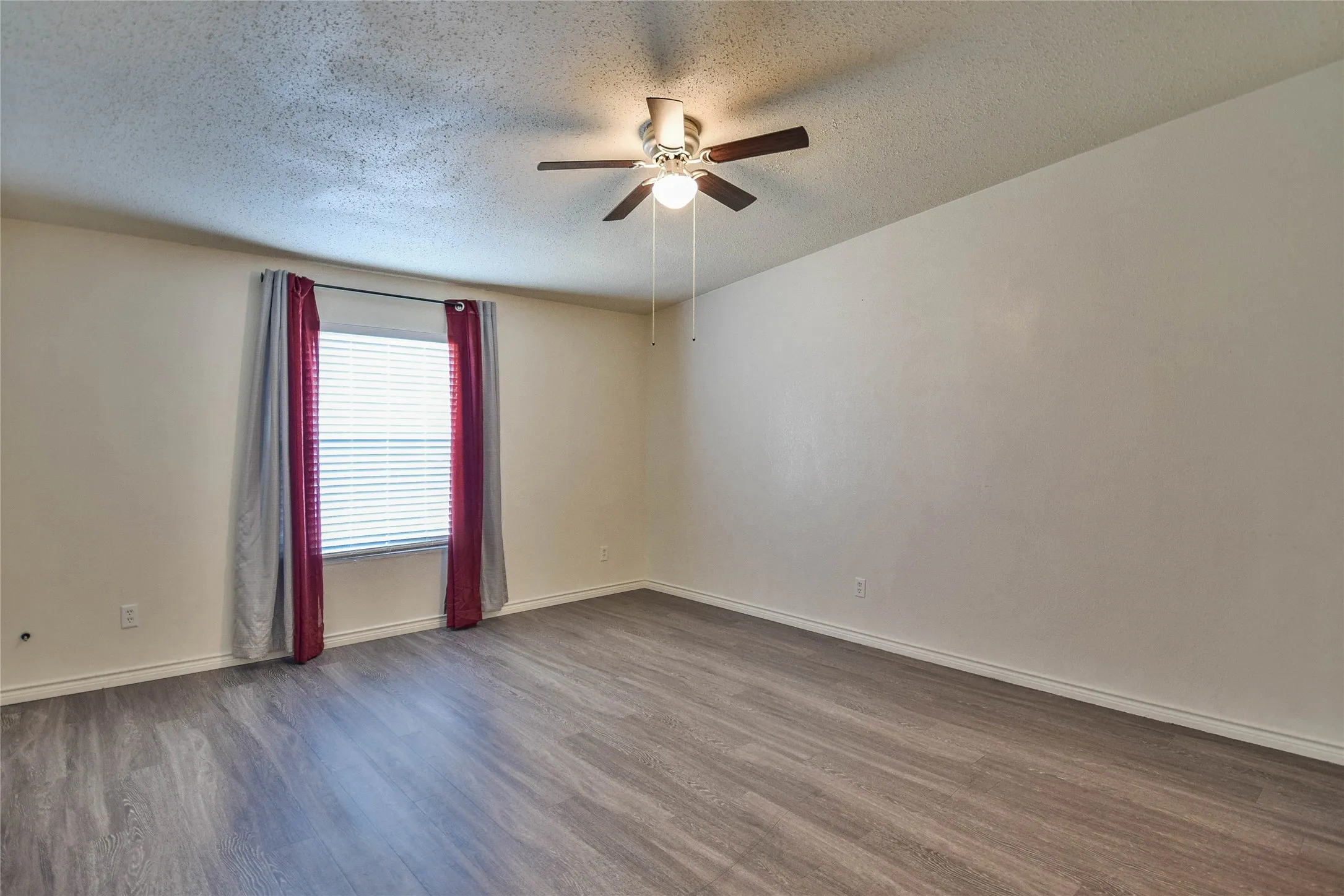 Mobile Home For Sale in Hood County , 5420 Water View Drive, Granbury, Texas 76048, 3 Bedroom, 2 Bathroom, Garage spaces, 1,488 Sqft, built in 2004, mls#21286525, Real Estate Agent in Granbury, Homes For Sale in Hood county, Homes For Sale in Granbury, Realtor in Granbury Texas, Real Estate Brokerage Independent Realty Texas, Luminita Cordes Realtor
