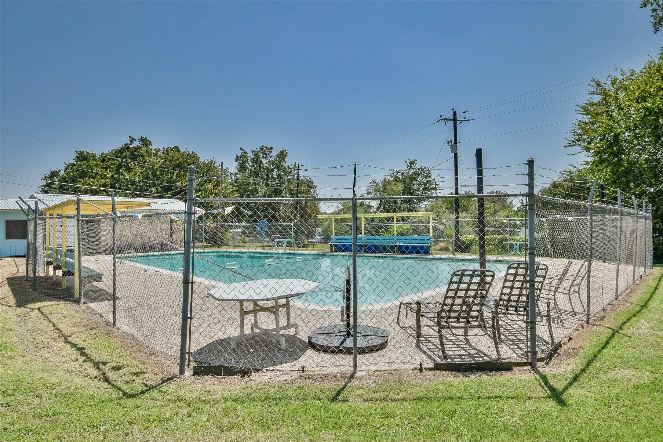 Arrowhead Shores provides a great community swimming pool plus great access to Lake Granbury! Perfect for all your water activites!