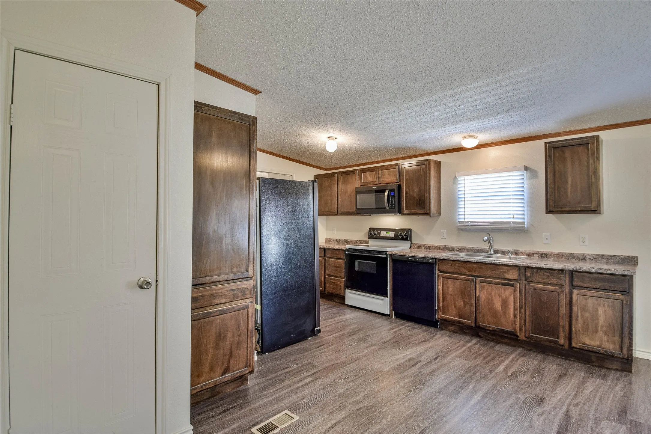 Spacious kitchen with lots of cabinets!